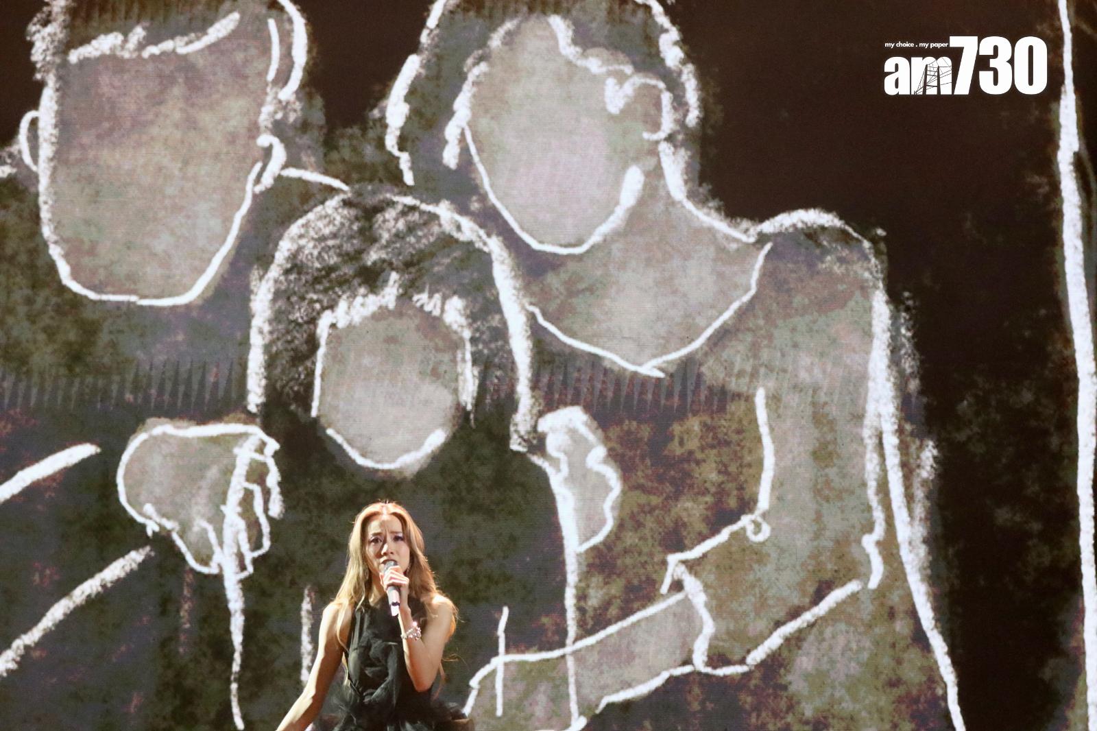 鄧麗欣唱剖白單親家庭成長經歷的《黑白照》時,感觸落淚。