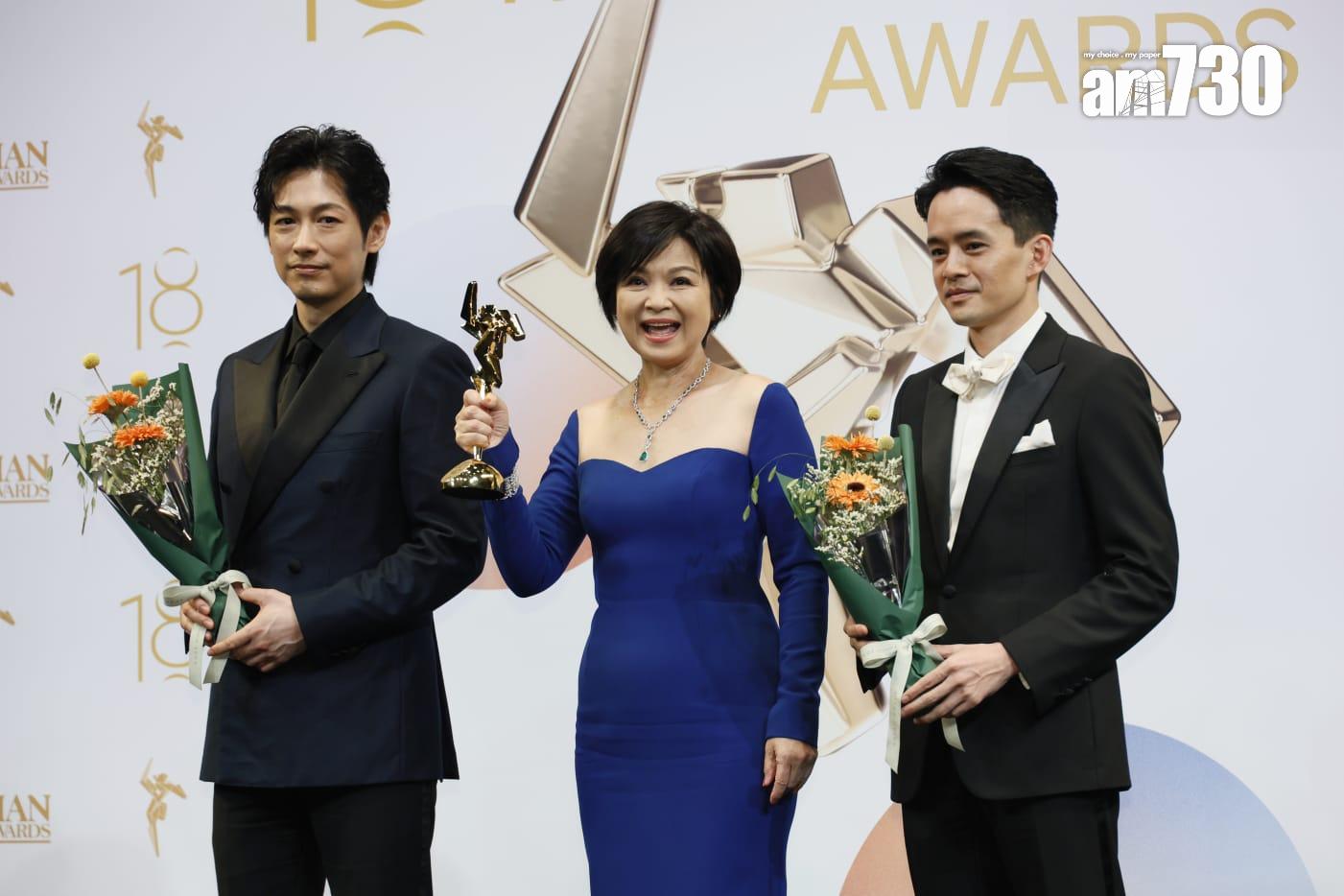 藤岡靛和池松壯亮頒獎予最佳女配角楊貴媚。(林俊源攝)