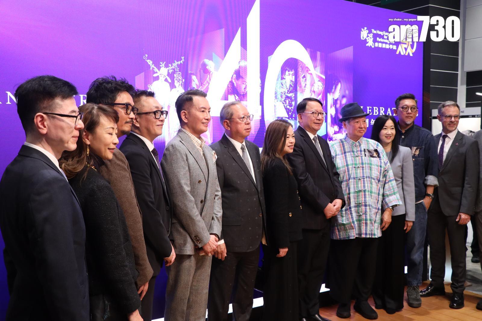 一班VIP高官包括政務司司長陳國基和文化體育及旅遊局局長羅淑佩駕到大合照,娛樂訪問被突然終止。(娛樂組攝)