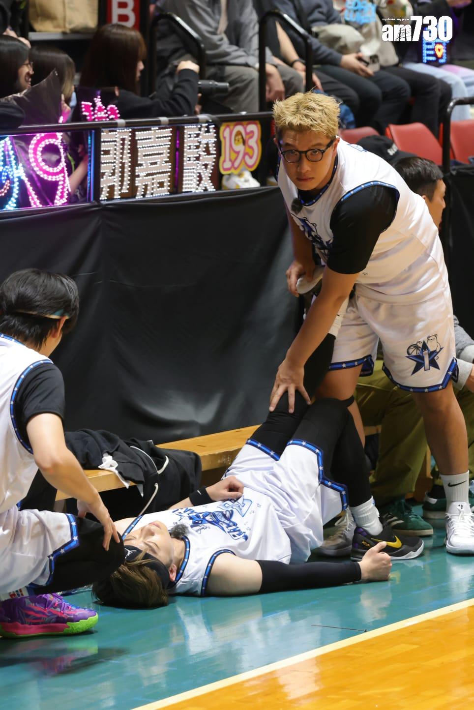 Edan腳抽筋,吳林峰幫忙拉筋。(吳康琦攝)