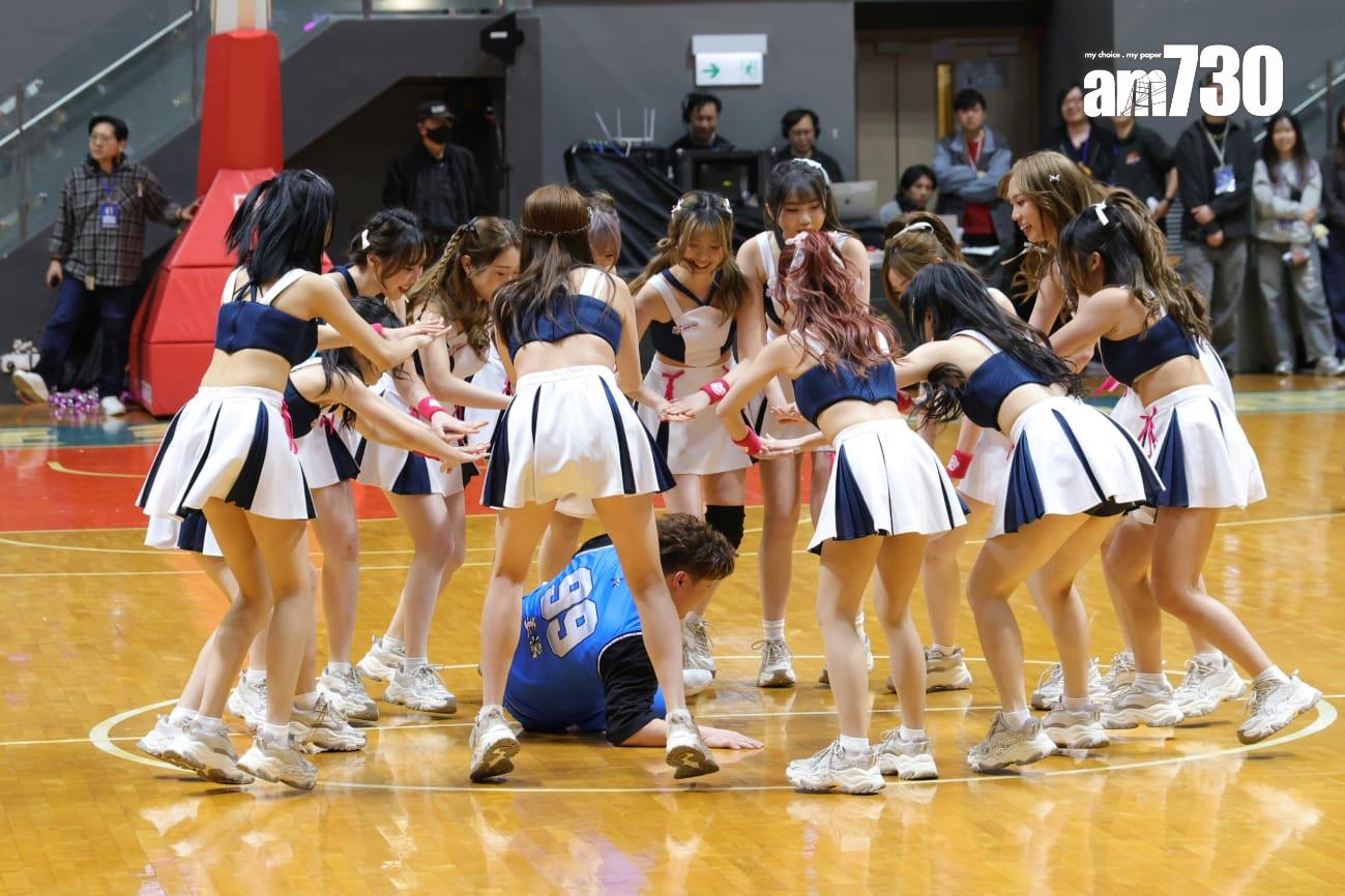 肥仔不單上場出賽,在中場休息時間更與啦啦隊表演,非常落力。(吳康琦攝)