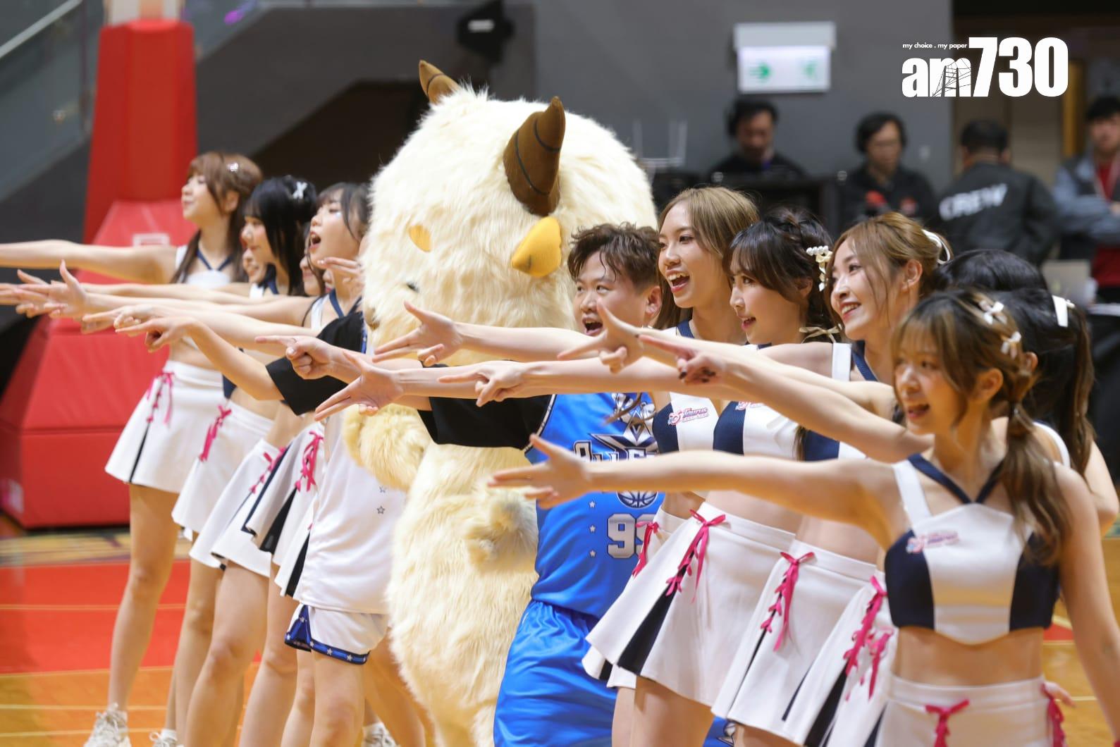 肥仔不單上場出賽,在中場休息時間更與啦啦隊表演,非常厲害。(吳康琦攝)