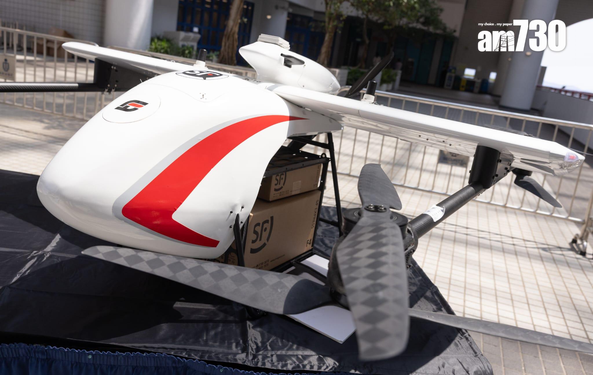 順豐介紹了自主研發的無人機,相比傳統貨車運輸,效率更高。(蘇文傑攝)