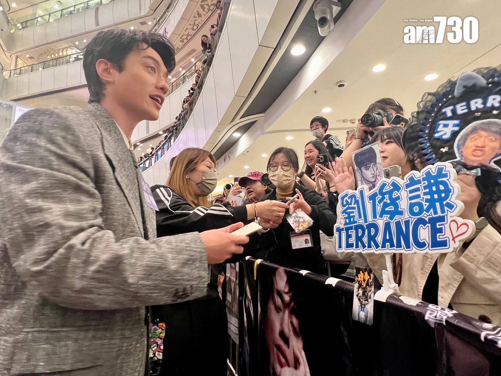 劉俊謙與現場粉絲自拍和簽名。(娛樂組攝)