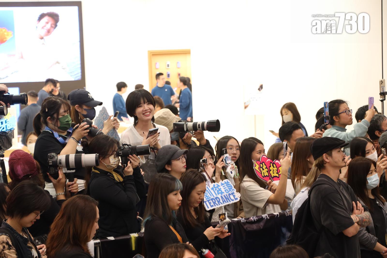 《贖夢》舉行首映禮,不少粉絲舉牌捧偶像場。(娛樂組攝)