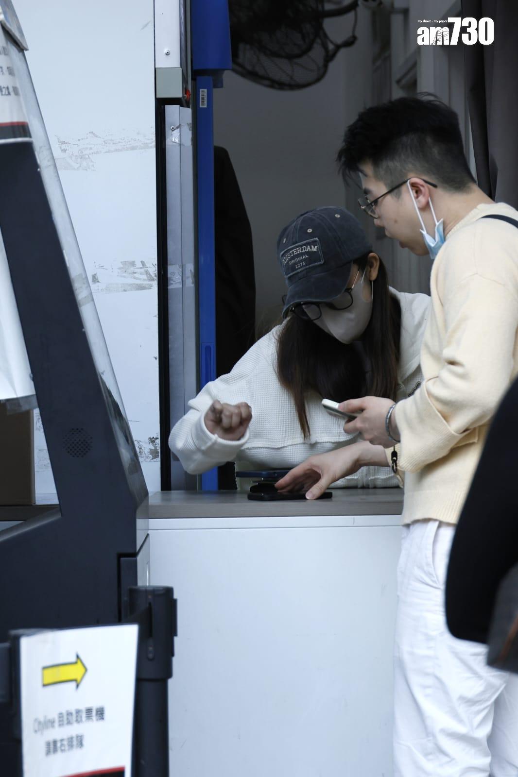 市民今日前往換票。(林俊源攝)