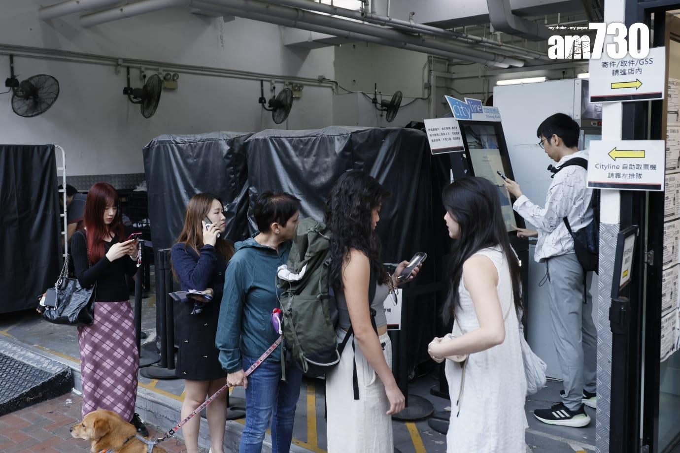 市民今日前往換票。(林俊源攝)