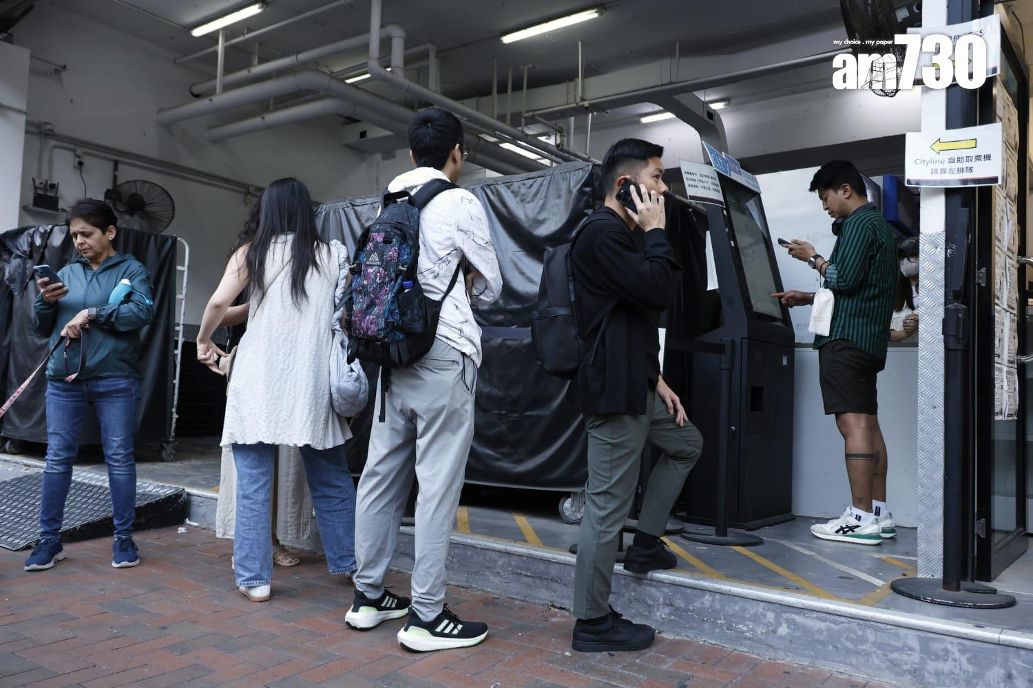 市民今日前往換票。(林俊源攝)