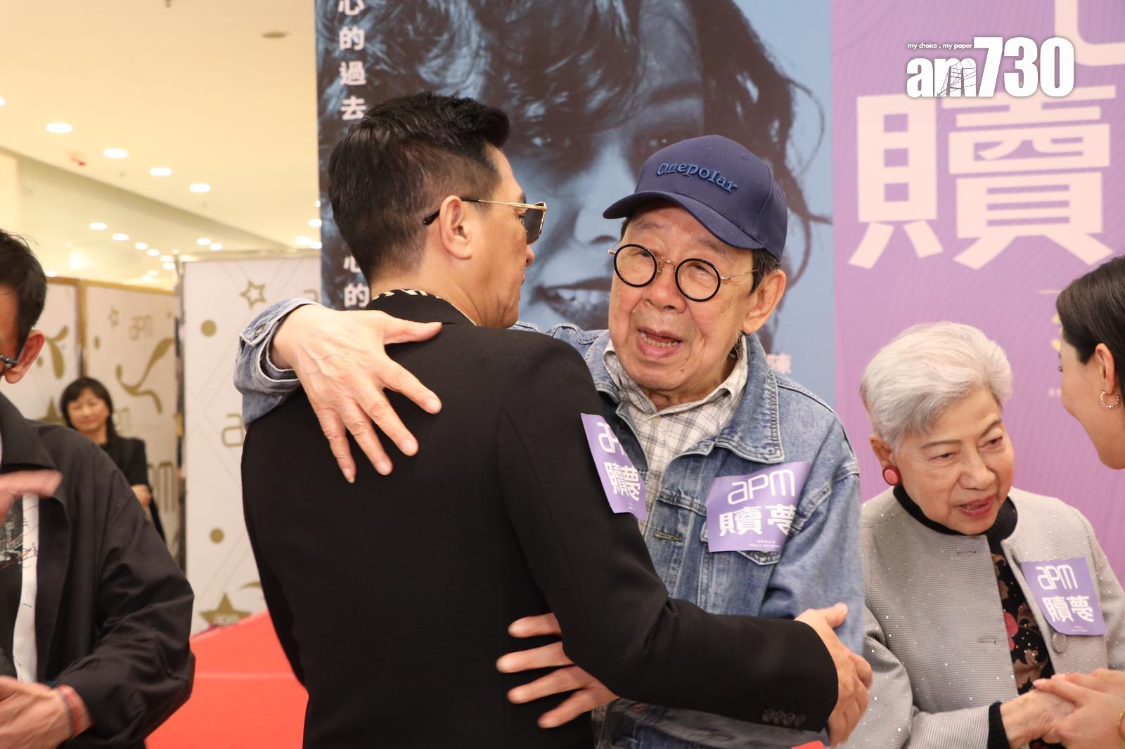 張家輝見胡楓到場即上前抱抱契爺。(娛樂組攝)