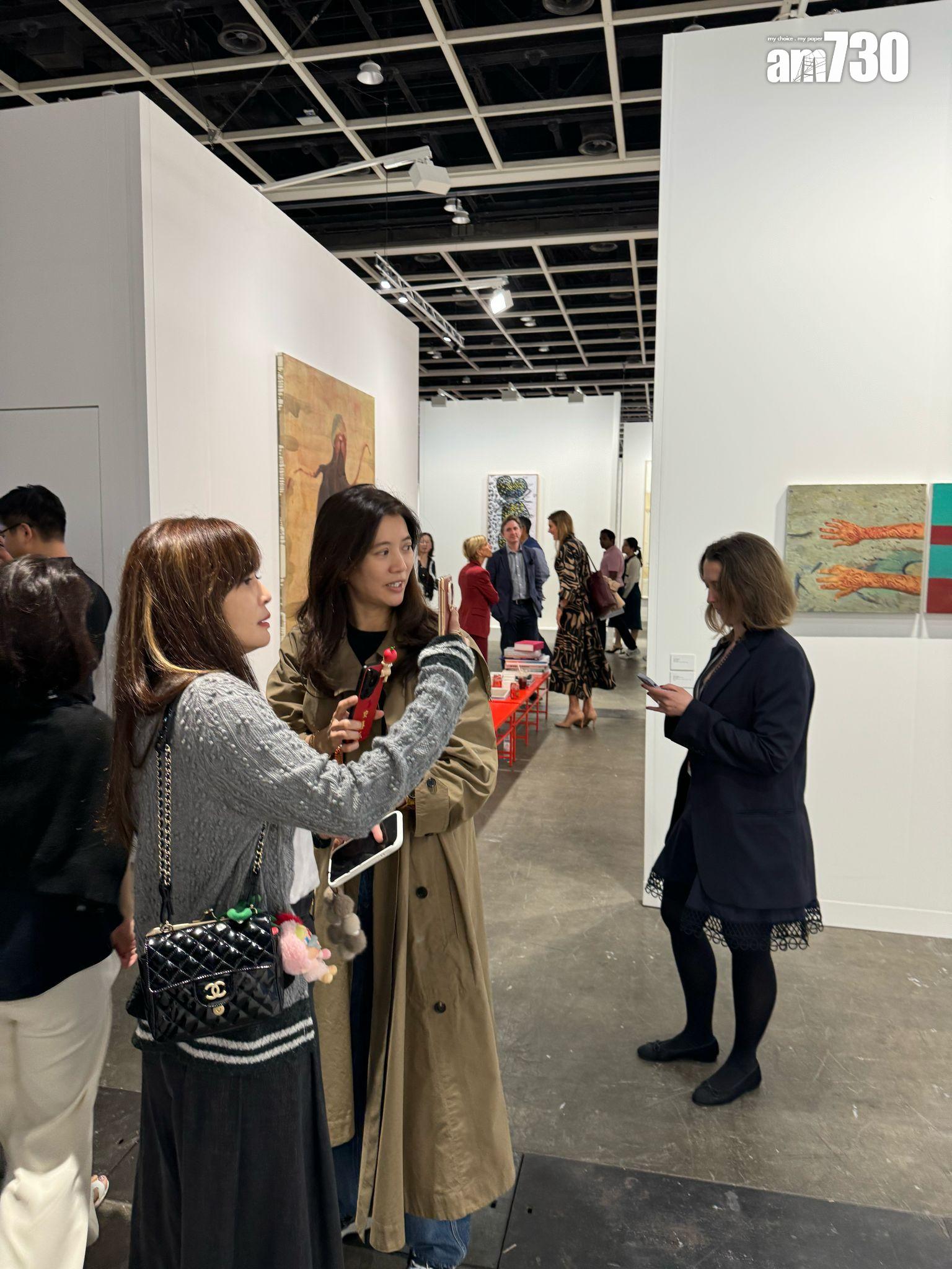 袁詠儀現身巴塞爾藝術展香港展會。(娛樂組攝)