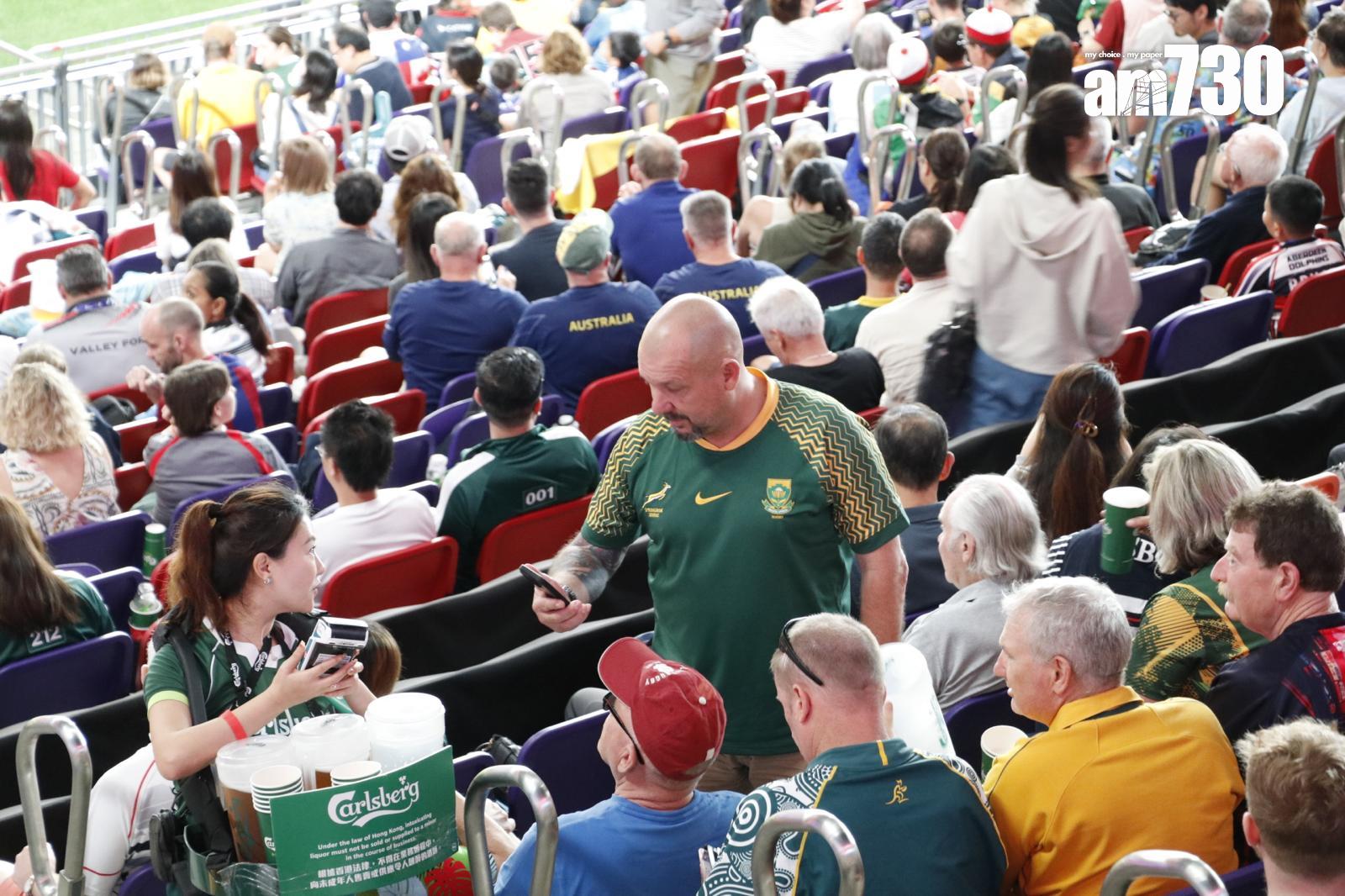 啟德體育園主場館內觀眾席雖然未見爆滿,但場內洋溢著悠閒的氣氛。