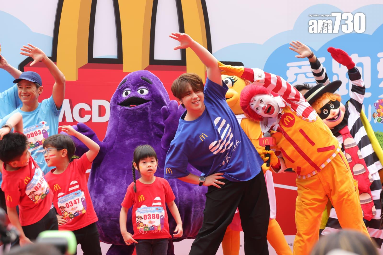 姜濤帶領小朋友拉拉筋。(吳康琦攝)