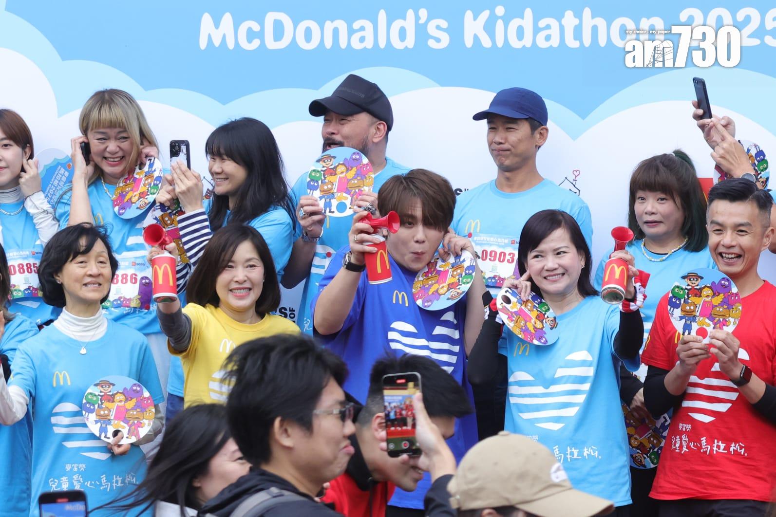 姜濤主持兒童愛心馬拉松赴步禮。(吳康琦攝)