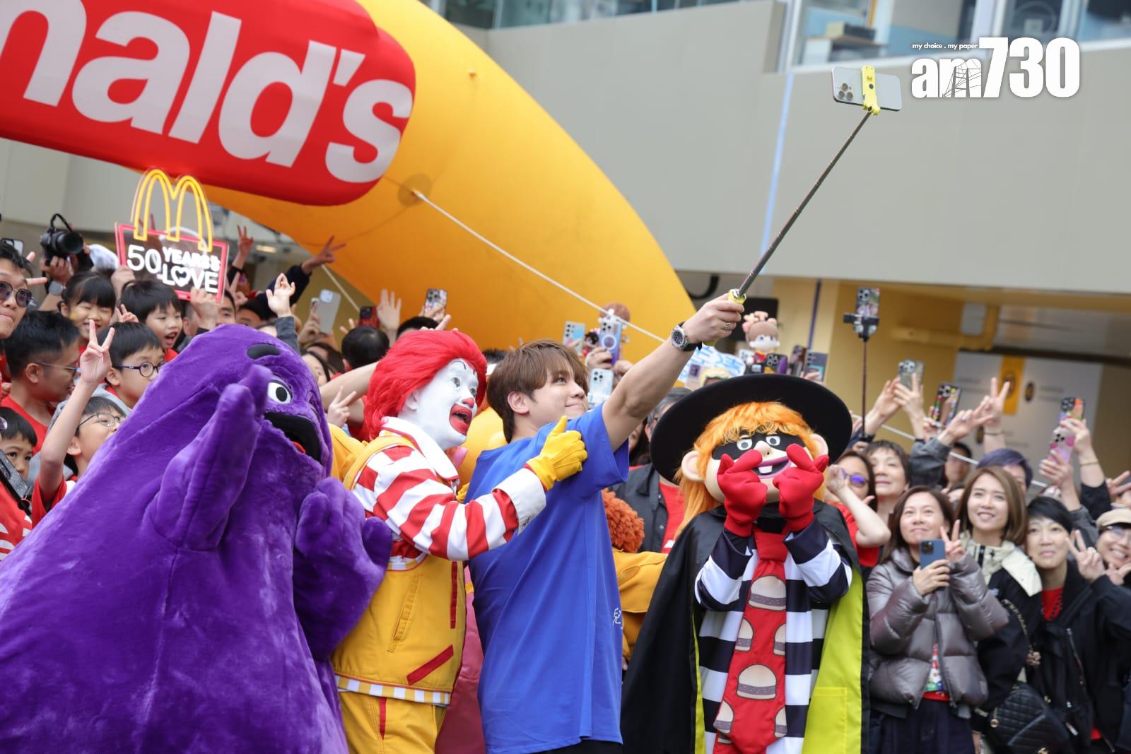 姜濤主持兒童愛心馬拉松赴步禮,與一眾跑手自拍。(吳康琦攝)