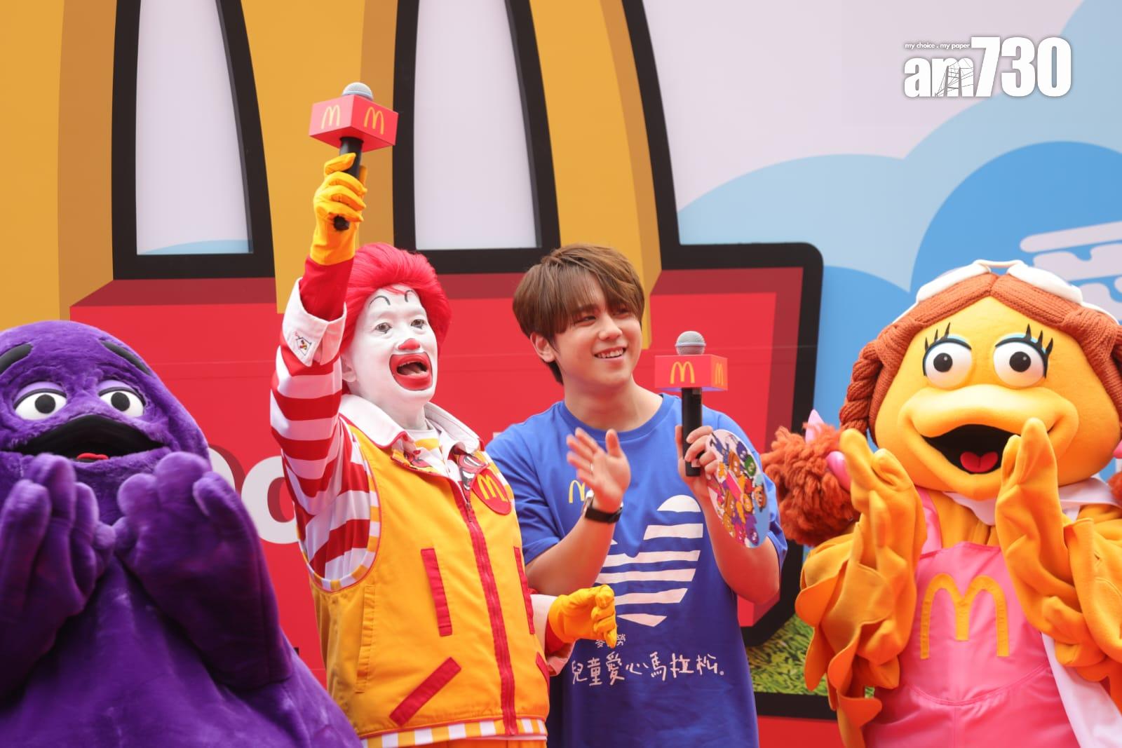 姜濤帶領全場合唱生日歌。(吳康琦攝)