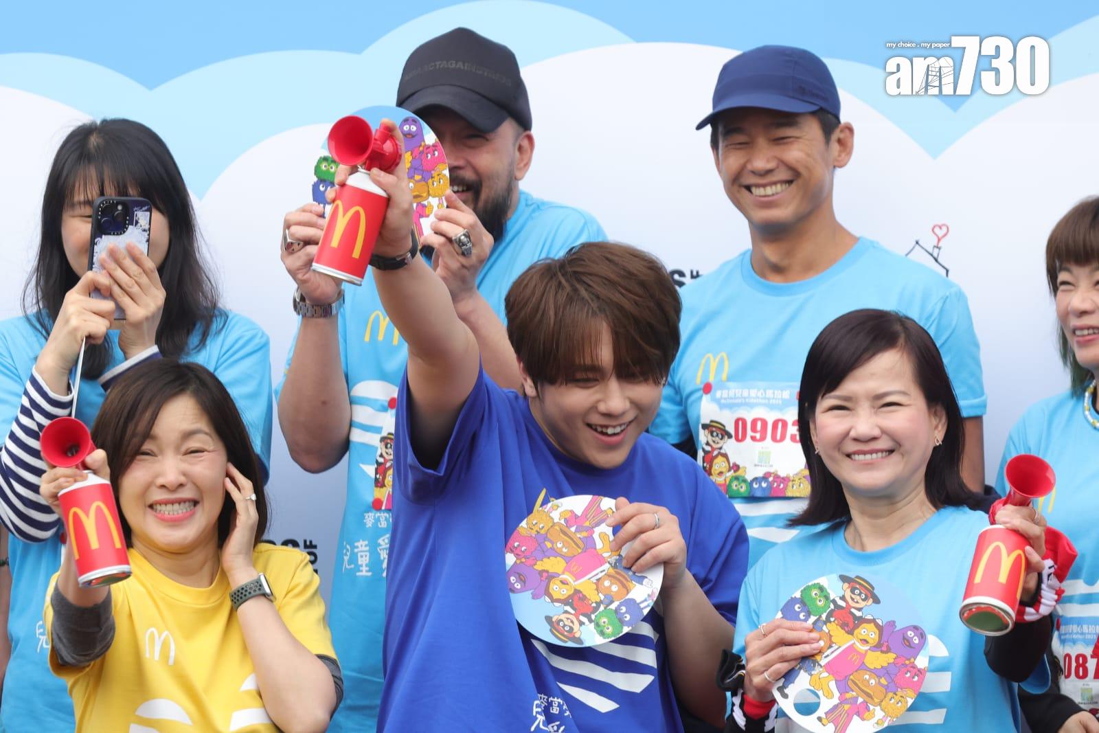 姜濤主持兒童愛心馬拉松赴步禮。(吳康琦攝)