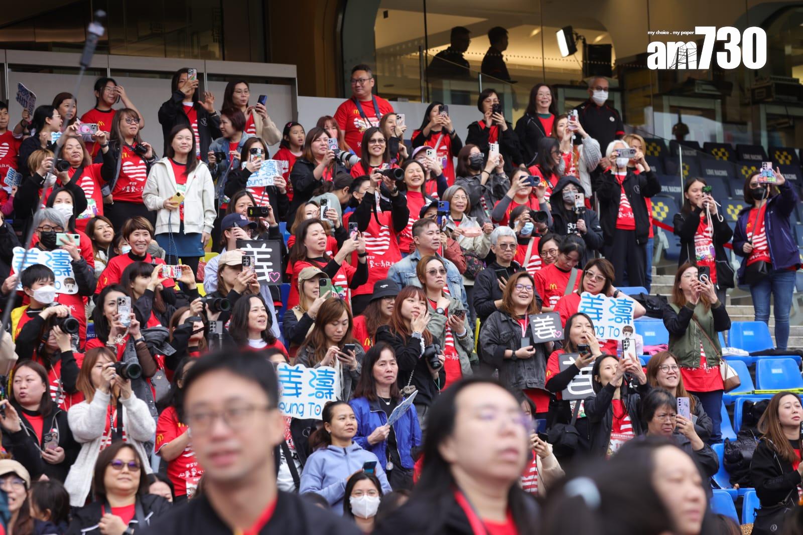 姜濤現身跑馬地馬場,現場看台早已坐滿姜糖。(吳康琦攝)
