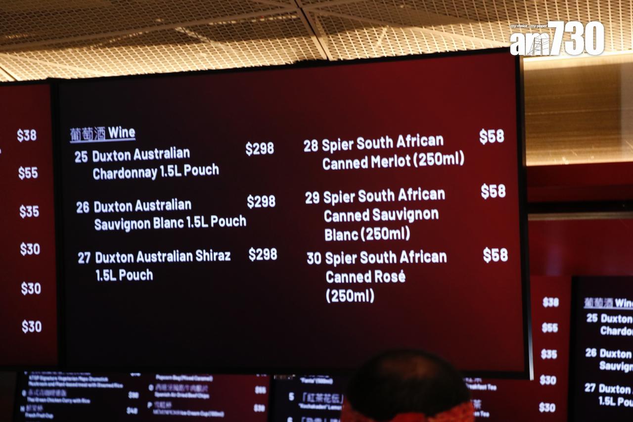 根據場館規定,外帶食物飲品一律不得攜入,加上這兩日海邊寒風刺骨,多數觀眾選擇直接入場消費。