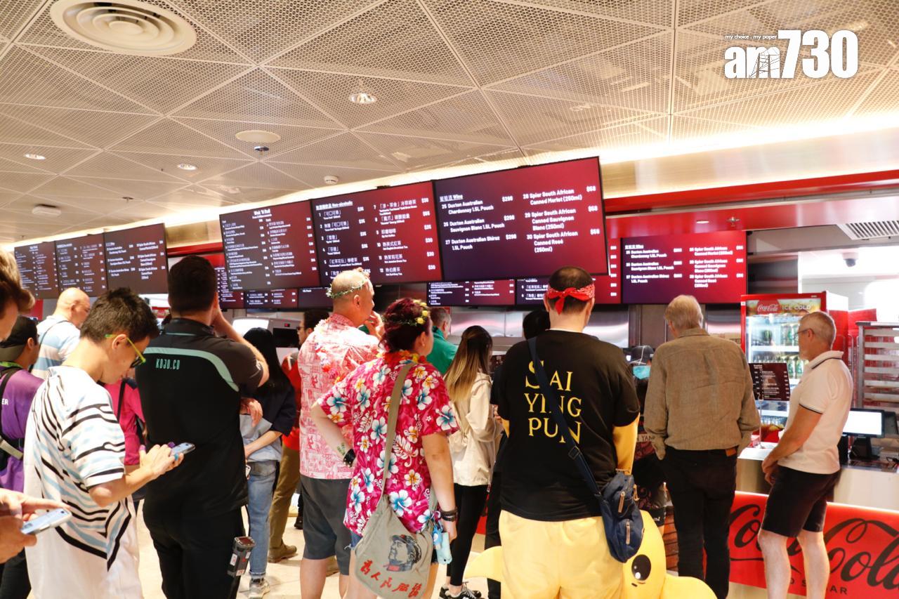 根據場館規定,外帶食物飲品一律不得攜入,加上這兩日海邊寒風刺骨,多數觀眾選擇直接入場消費。