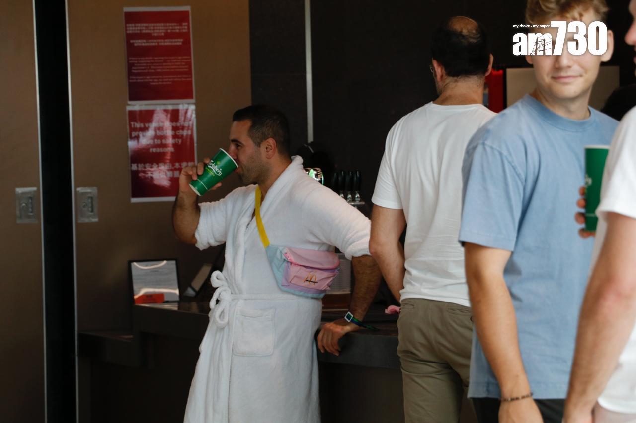 根據場館規定,外帶食物飲品一律不得攜入,加上這兩日海邊寒風刺骨,多數觀眾選擇直接入場消費。