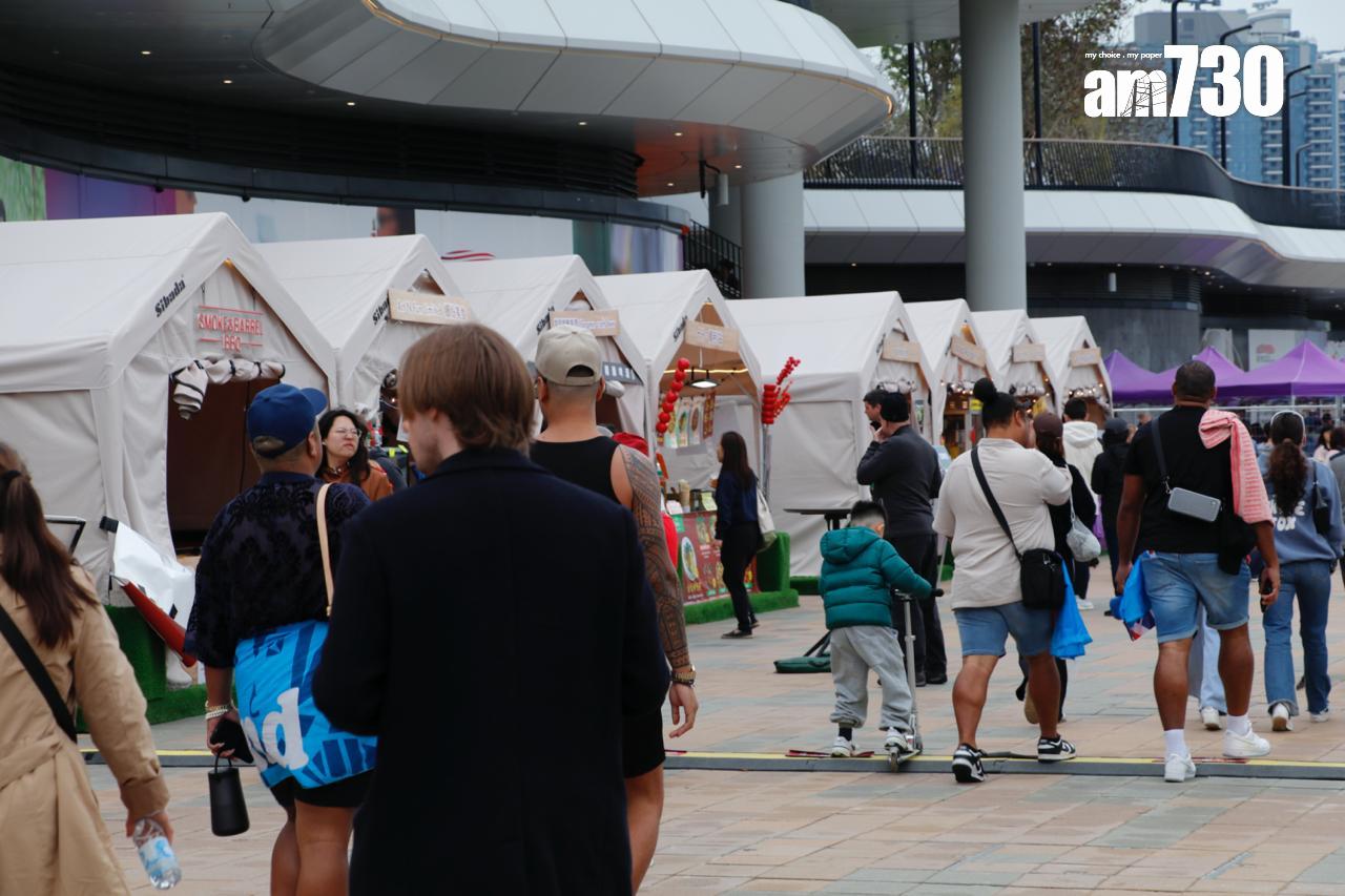 美食海灣位於主場館旁海濱位置,雖然有部份球迷會經過美食海灣中間的位置入場,但天雨及指示關係,大部份人由宋王臺站經天橋直達主場館外,而且啟德站更絕大機會不會經過美食海灣位置,令人流可能不似預期。