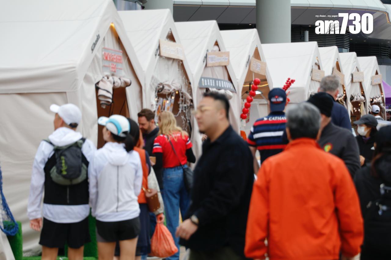 美食海灣位於主場館旁海濱位置,雖然有部份球迷會經過美食海灣中間的位置入場,但天雨及指示關係,大部份人由宋王臺站經天橋直達主場館外,而且啟德站更絕大機會不會經過美食海灣位置,令人流可能不似預期。