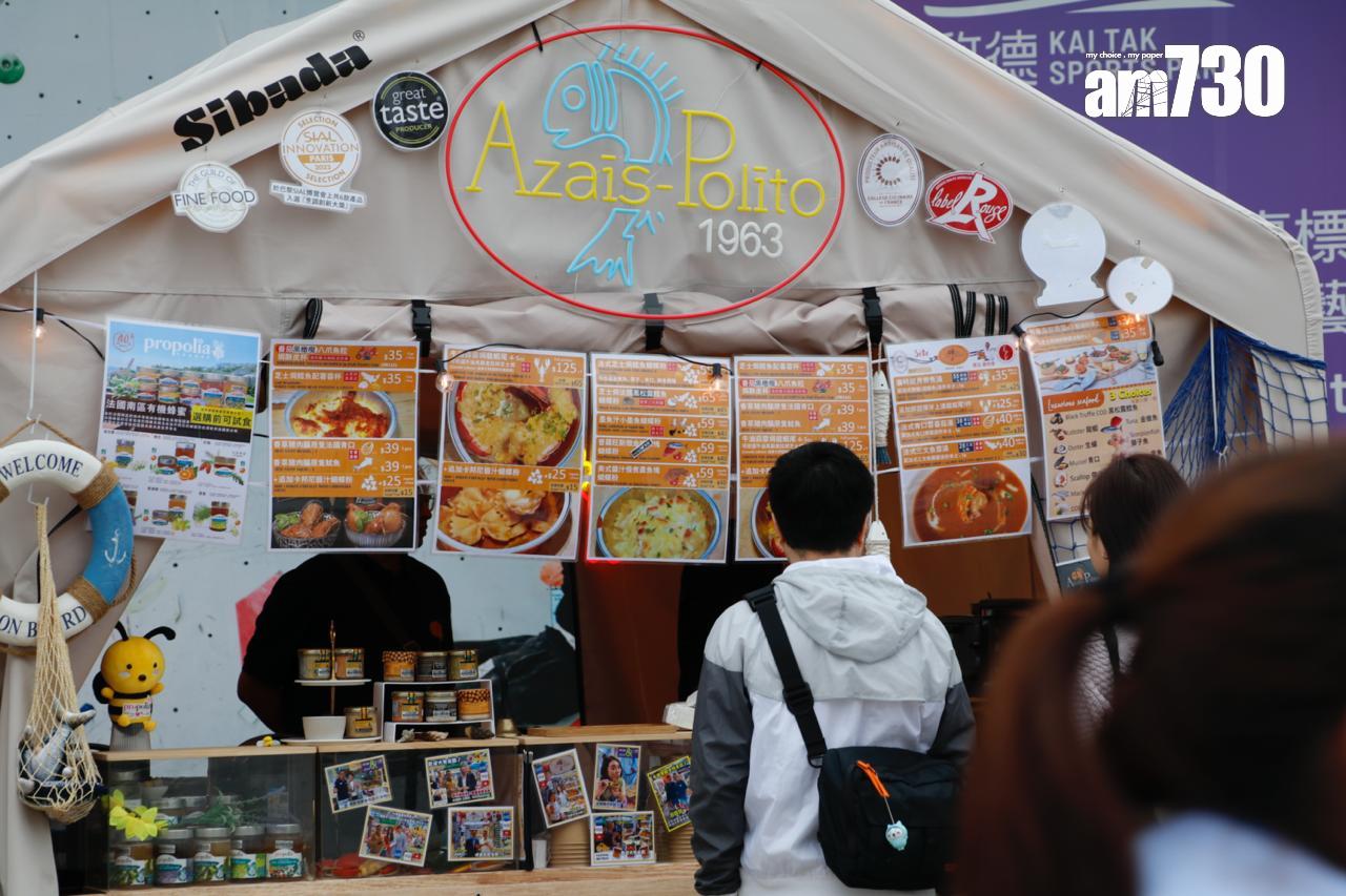 場外臨時攤位種類豐富,從台灣蚵仔煎、美式漢堡到手工啤酒種類繁多,卻未見顧客排隊熱潮。