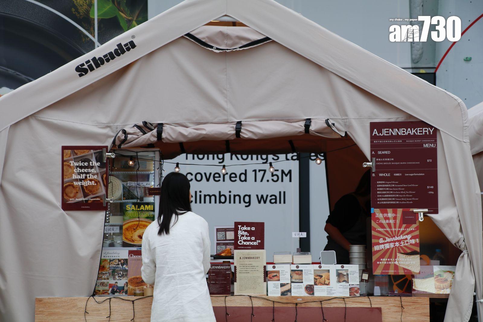 場外臨時攤位種類豐富,從台灣蚵仔煎、美式漢堡到手工啤酒種類繁多,卻未見顧客排隊熱潮。