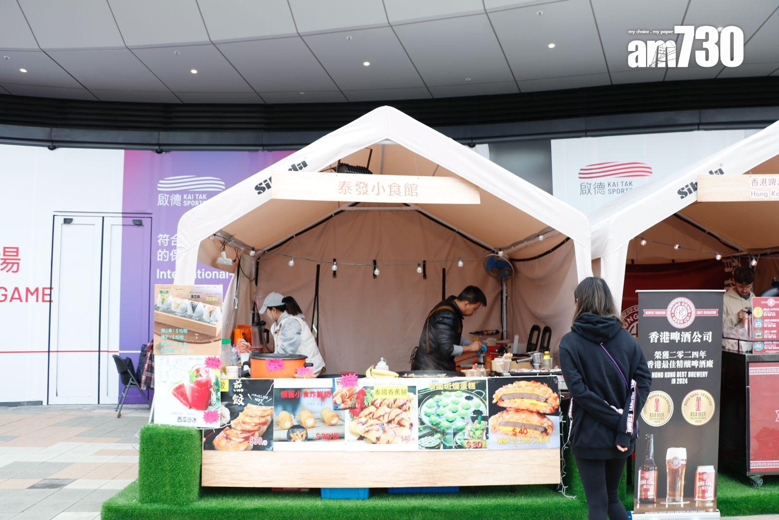 場外臨時攤位種類豐富,從台灣蚵仔煎、美式漢堡到手工啤酒種類繁多,卻未見顧客排隊熱潮。