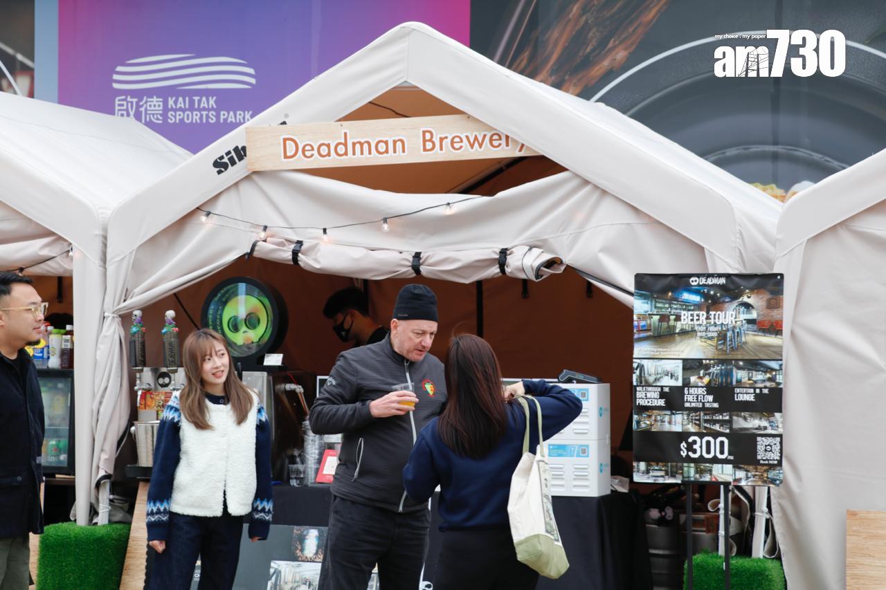 場外臨時攤位種類豐富,從台灣蚵仔煎、美式漢堡到手工啤酒種類繁多,卻未見顧客排隊熱潮。