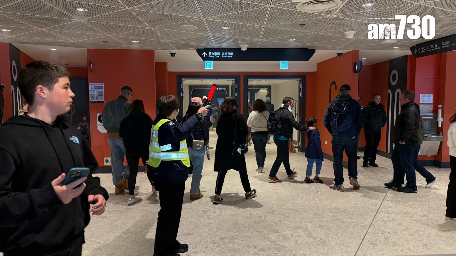 工作人員指示觀眾離場