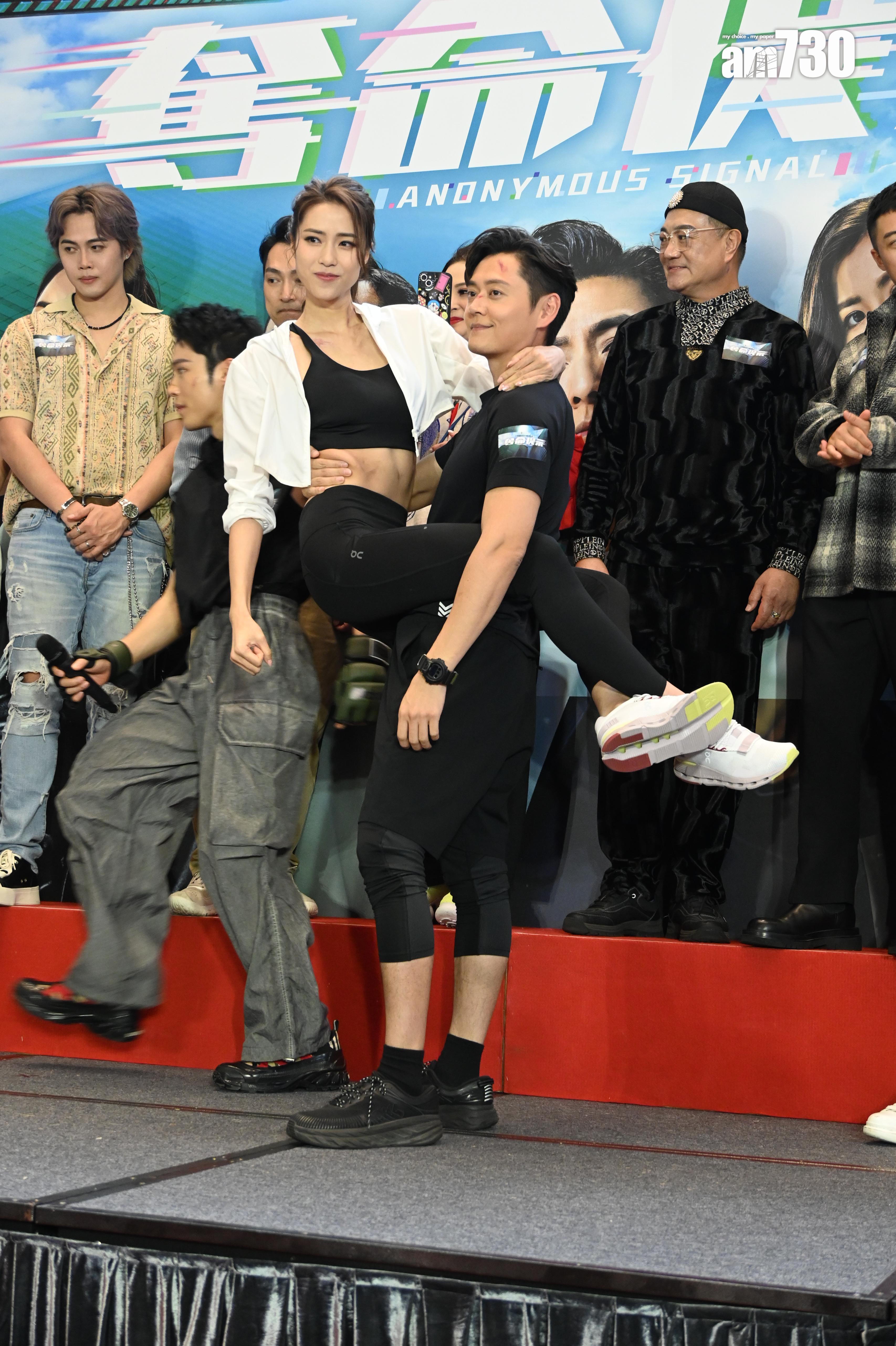 張振朗需要抱起劉穎鏇,之後讓她做sit up,非常考二人腰力。(娛樂組攝)