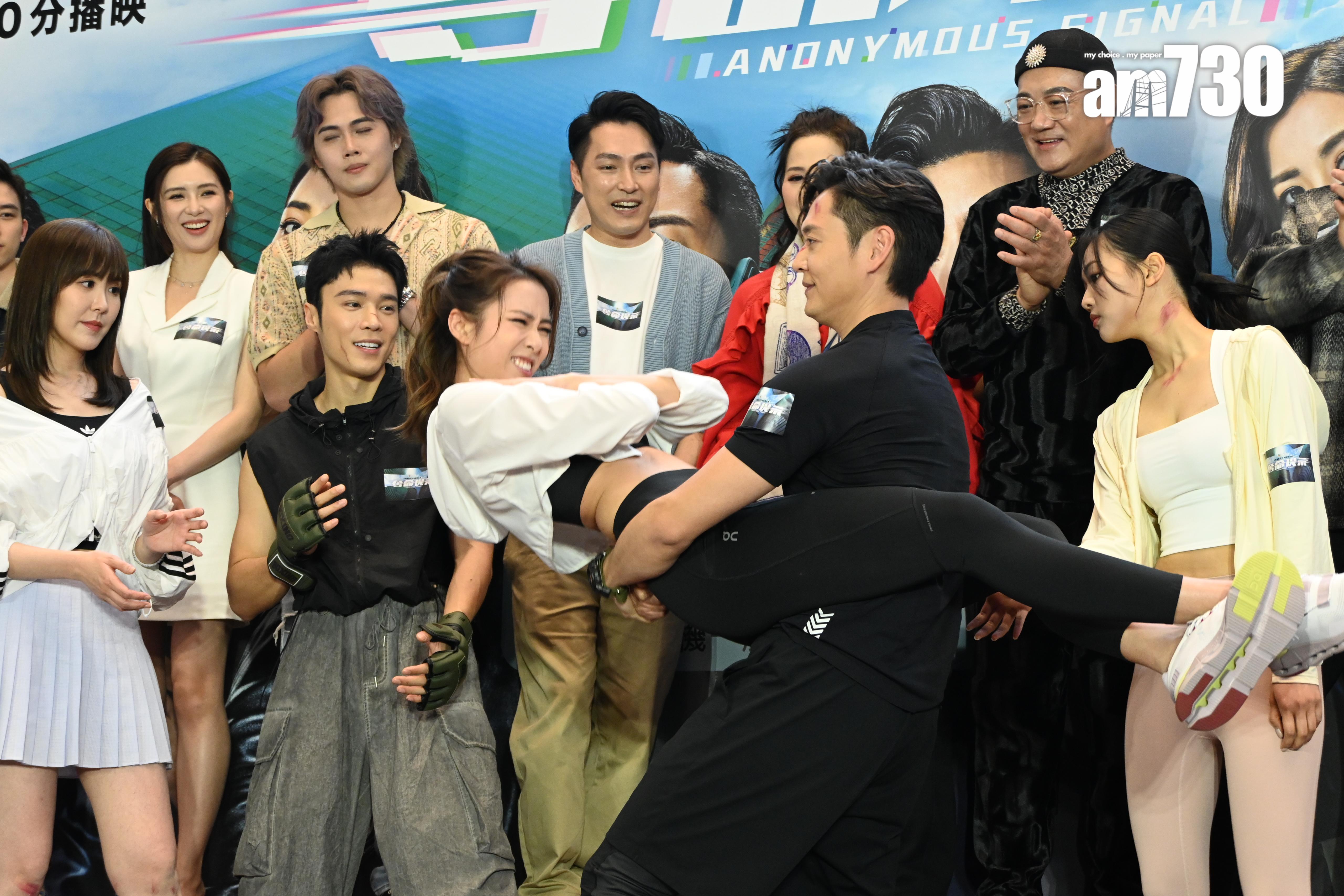 張振朗需要抱起劉穎鏇,之後讓她做sit up,非常考二人腰力。(娛樂組攝)