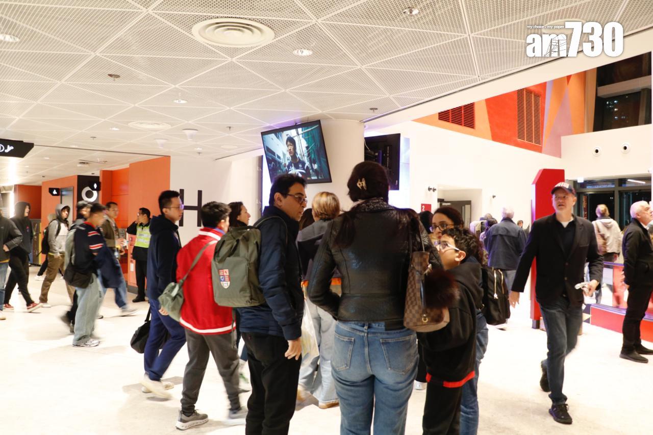 賽事完結後,觀眾有序離場,現場通道暢通無阻