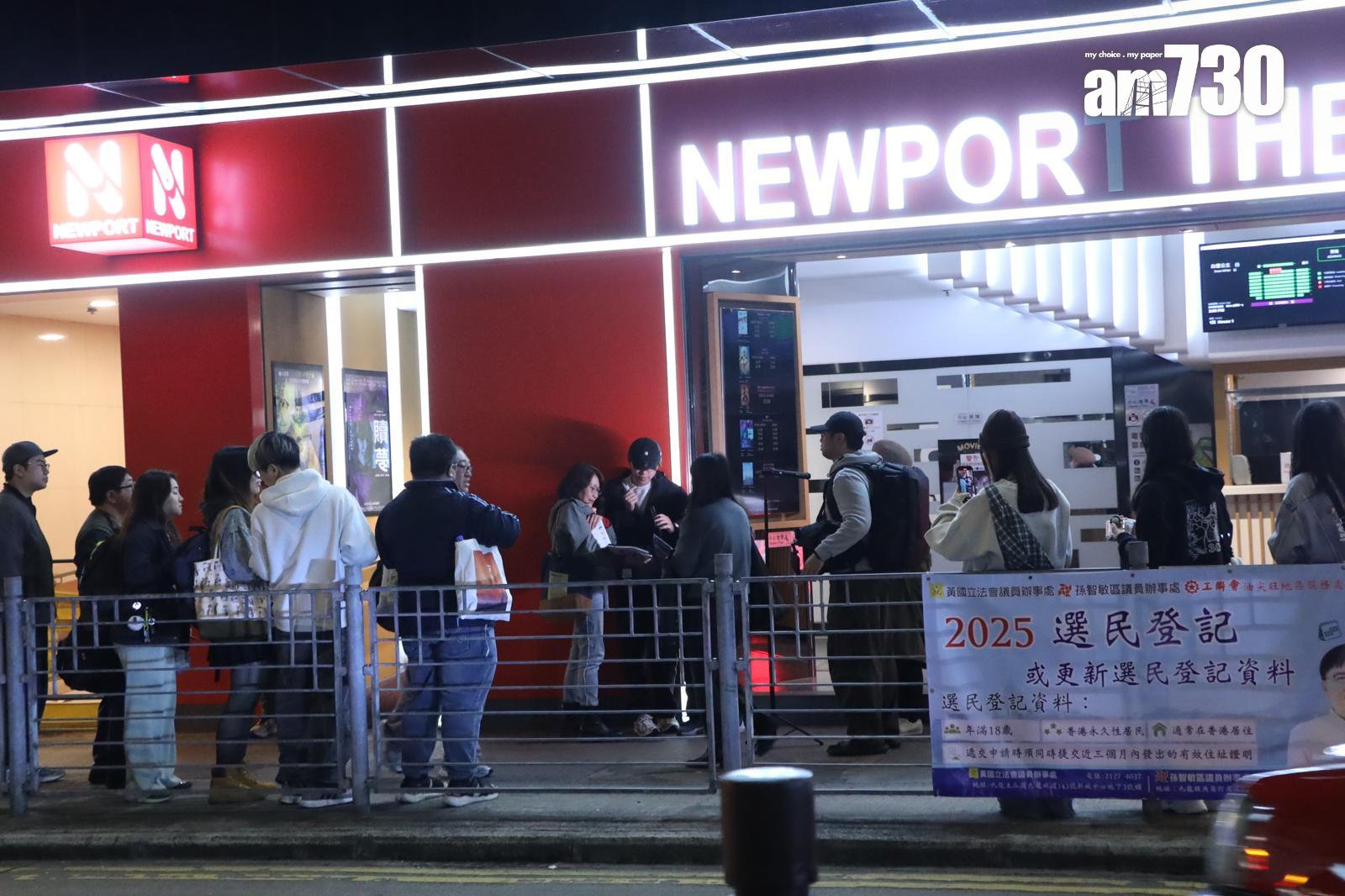 鄭學修和鄭進希在新寶戲院門外為粉絲簽名及合照。(娛樂組攝)