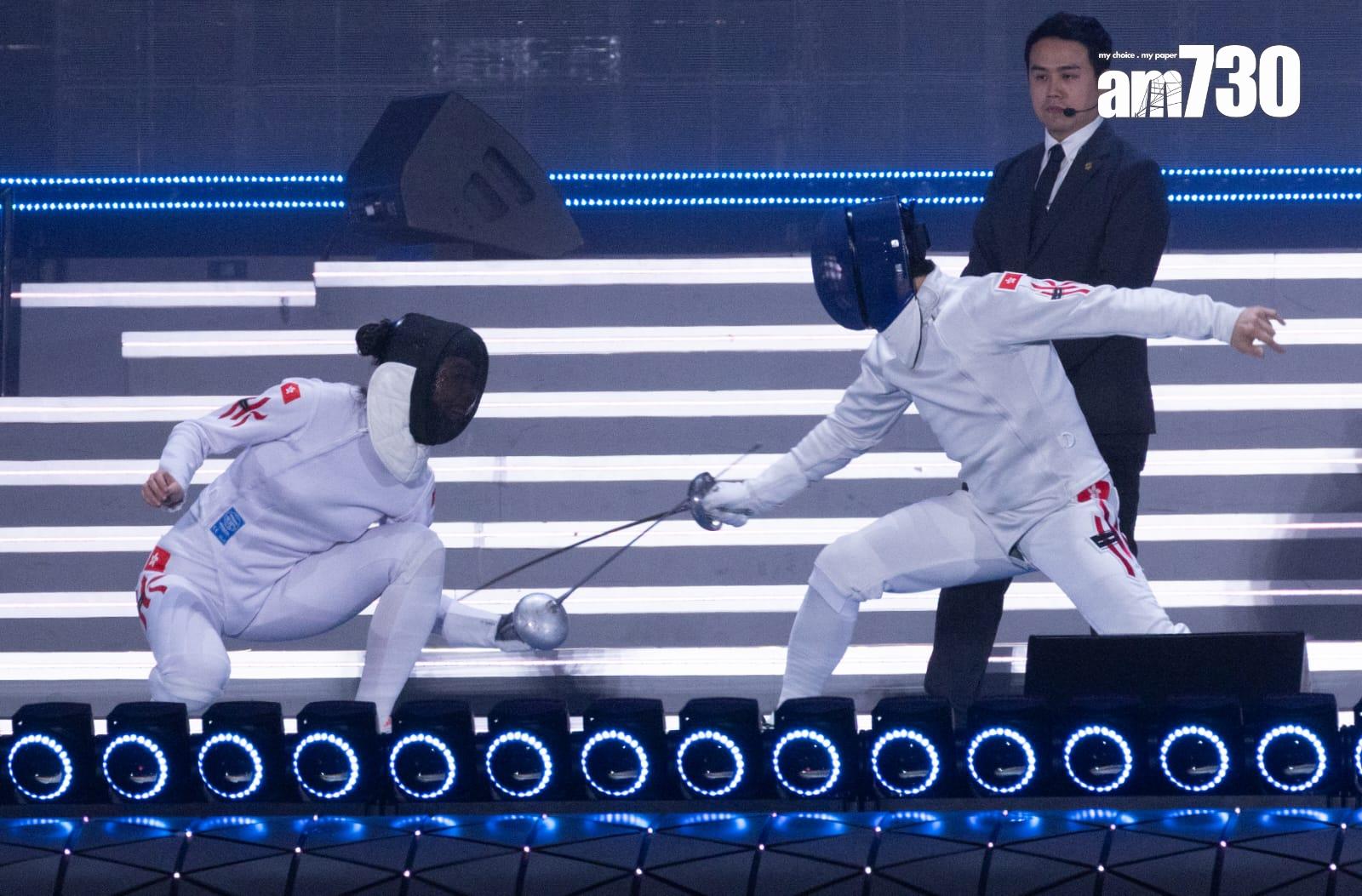 大會請出劍后江旻憓(左)及「宇宙最強」甄子丹出場比試劍擊。 (蘇文傑攝)