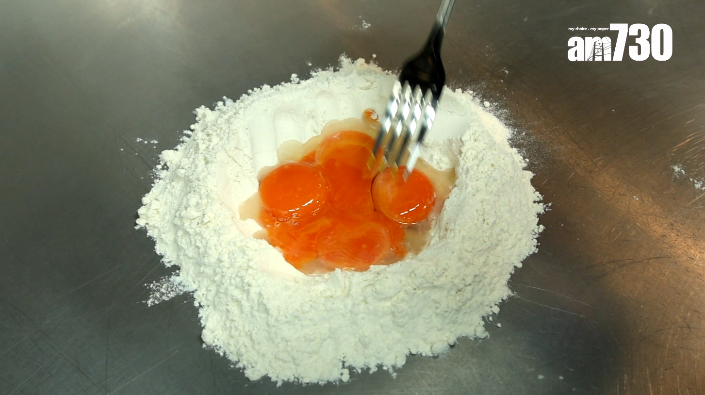 意式餃子皮是弟弟用意大利小麥粉和蛋搓製麵糰而成。(林俊源攝)