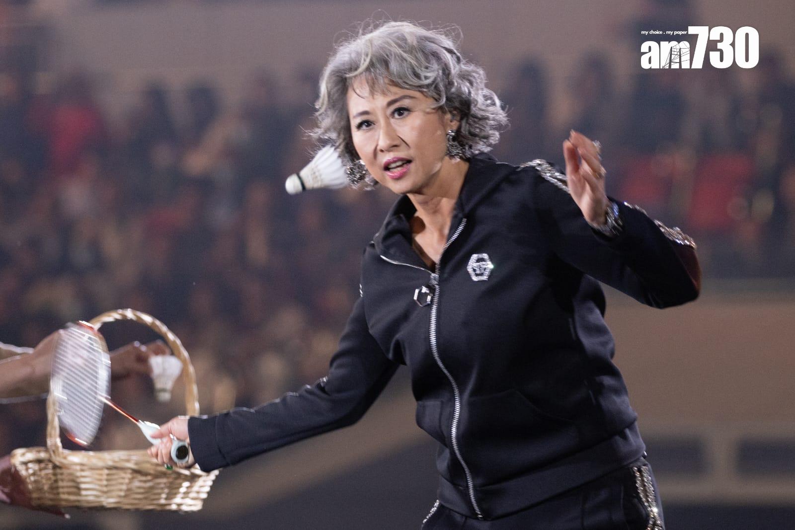 葉蒨文、朱玲玲打出簽名羽毛球送給現場人士。 (蘇文傑攝)