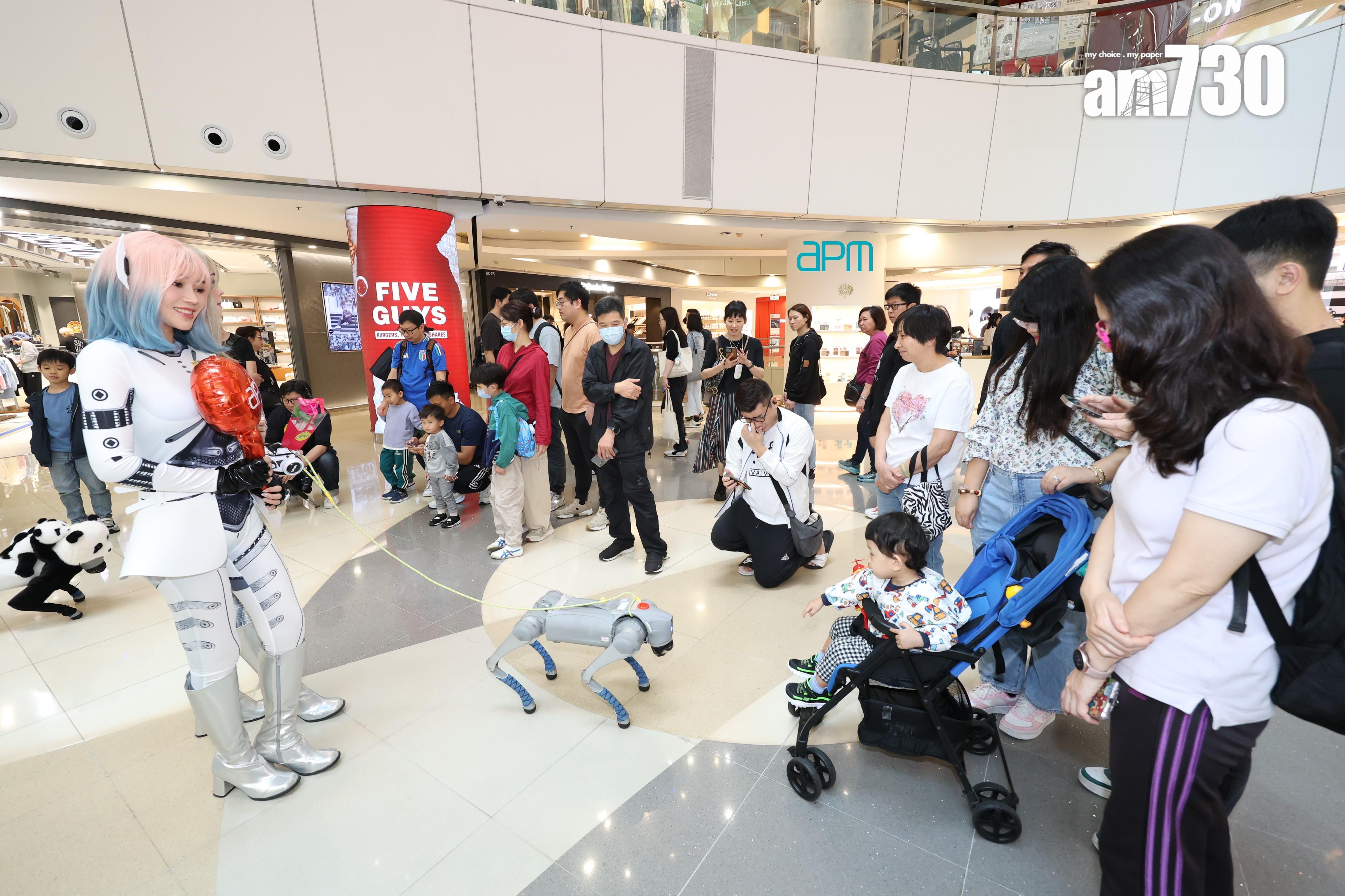 新地apm引入春晚AI人形機械人 與客人互動及陪伴購物|商場動態