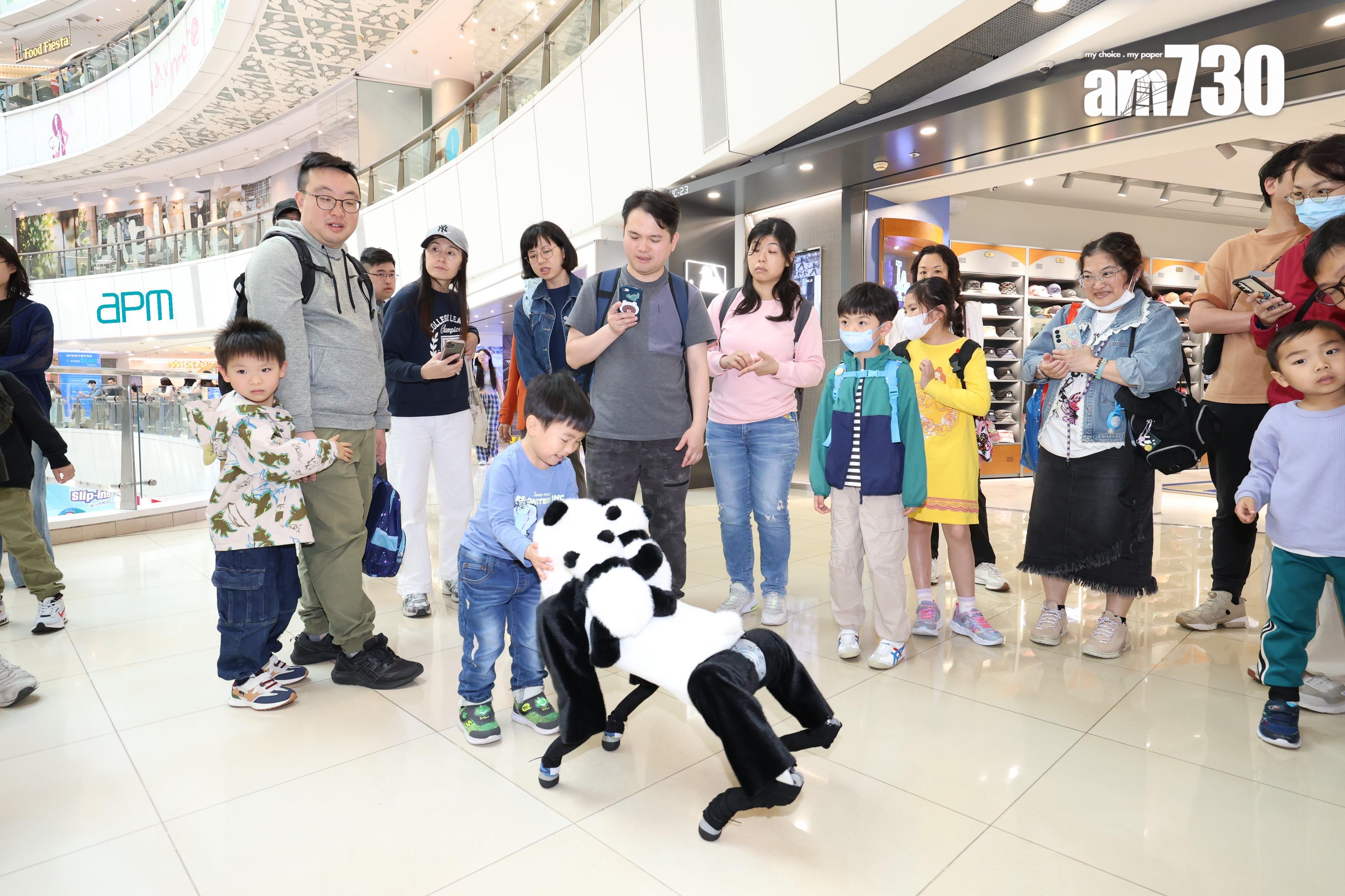 新地apm引入春晚AI人形機械人 與客人互動及陪伴購物|商場動態