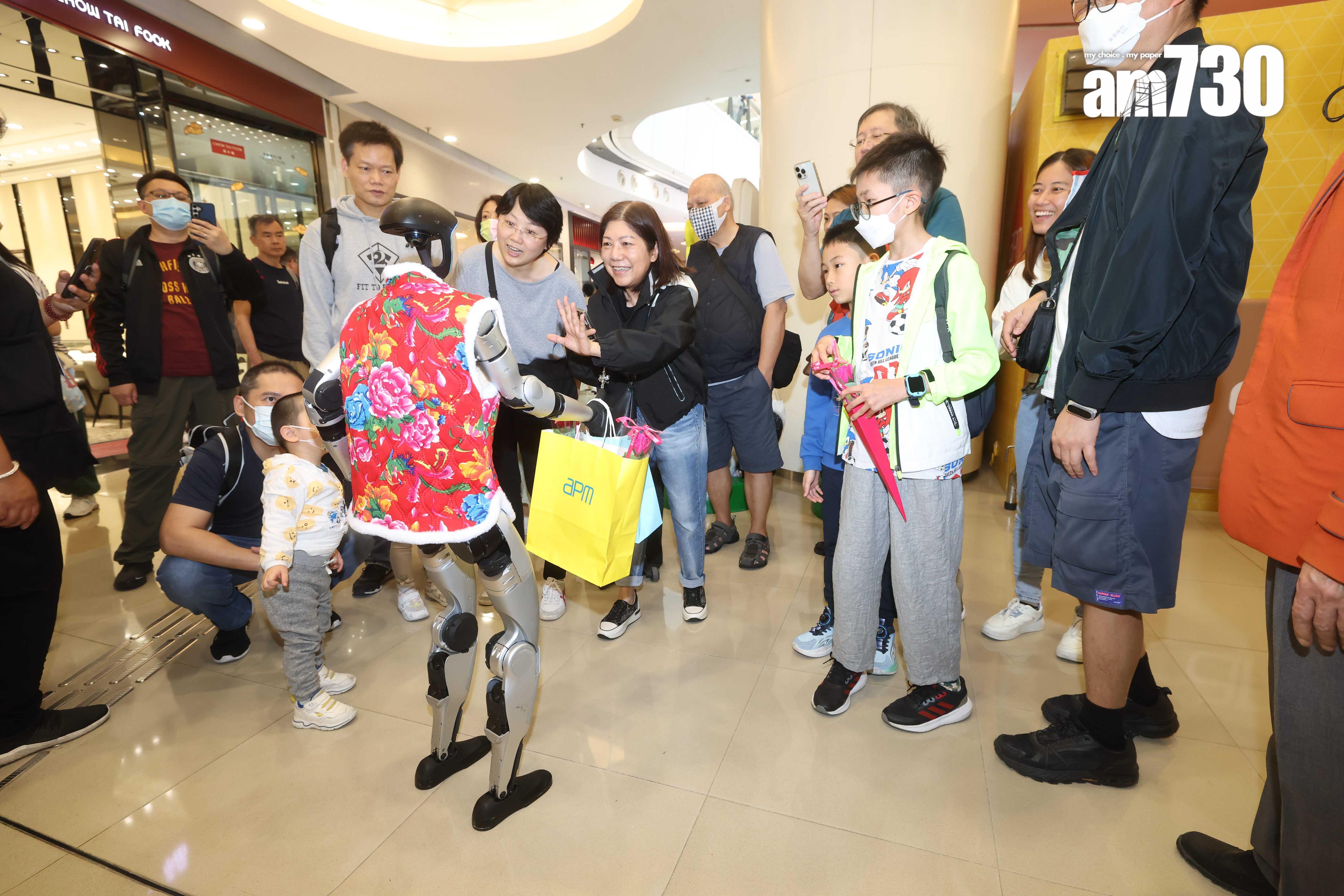 新地apm引入春晚AI人形機械人 與客人互動及陪伴購物|商場動態
