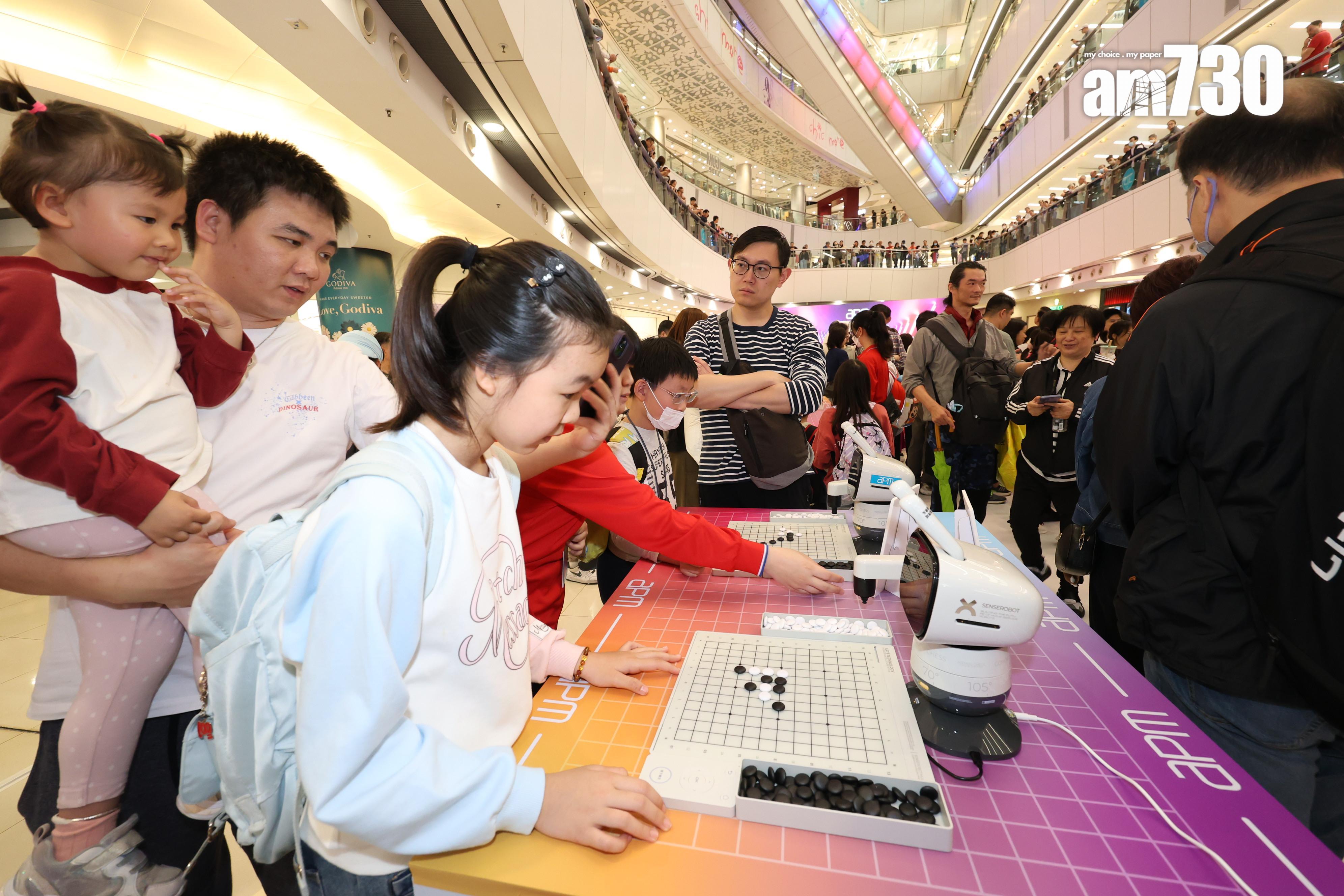 新地apm引入春晚AI人形機械人 與客人互動及陪伴購物|商場動態