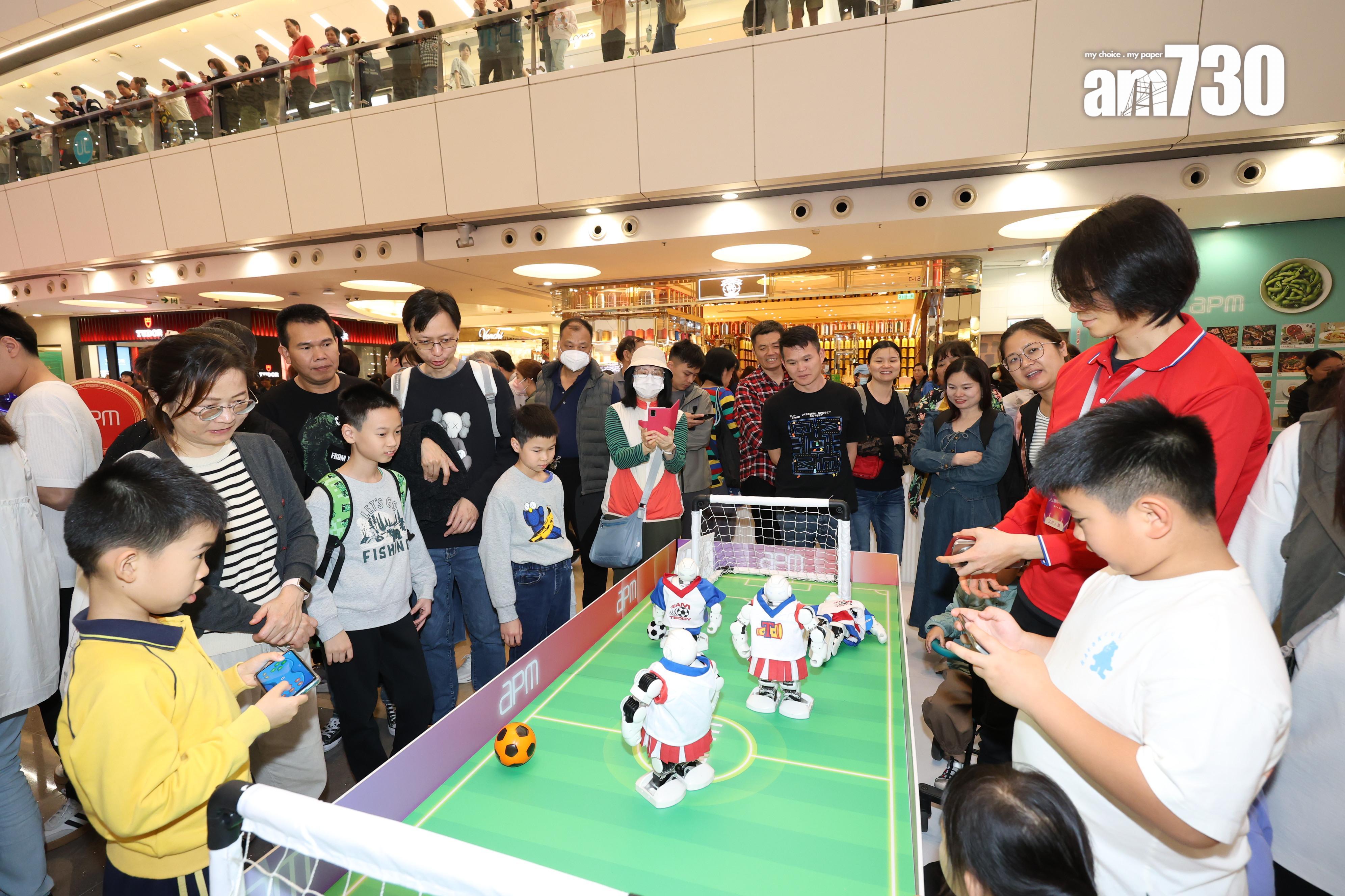 新地apm引入春晚AI人形機械人 與客人互動及陪伴購物|商場動態