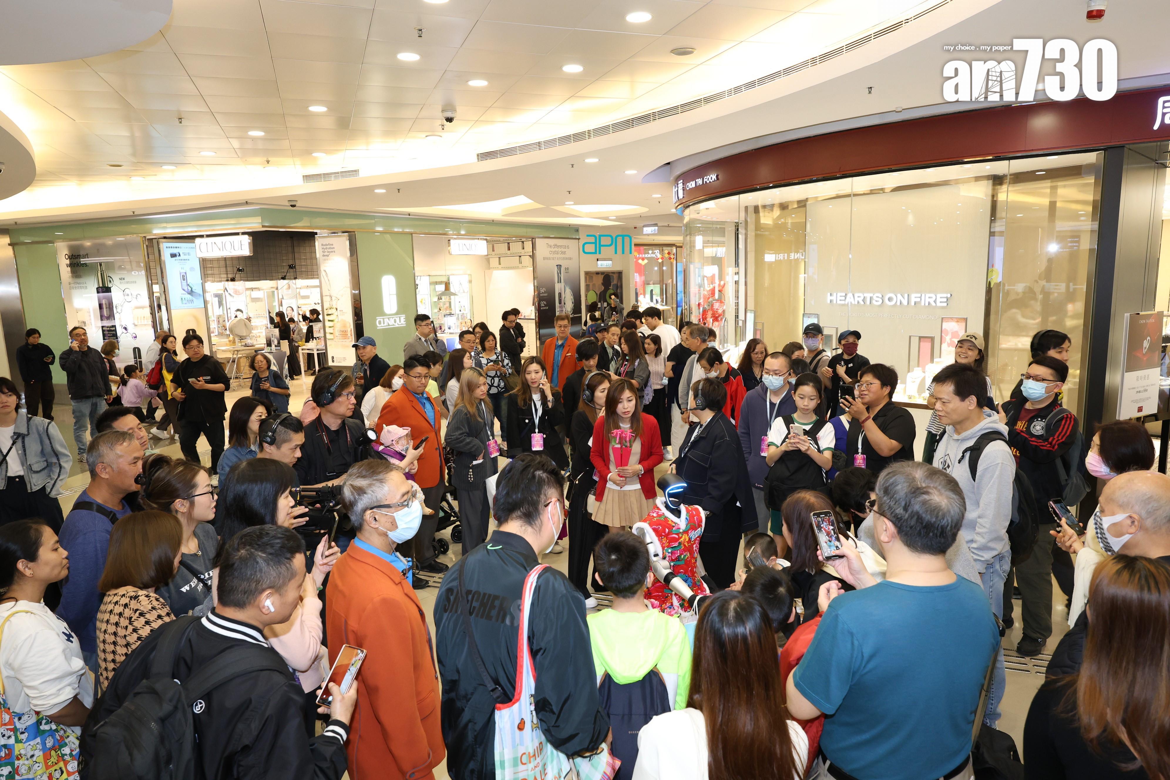 新地apm引入春晚AI人形機械人 與客人互動及陪伴購物|商場動態