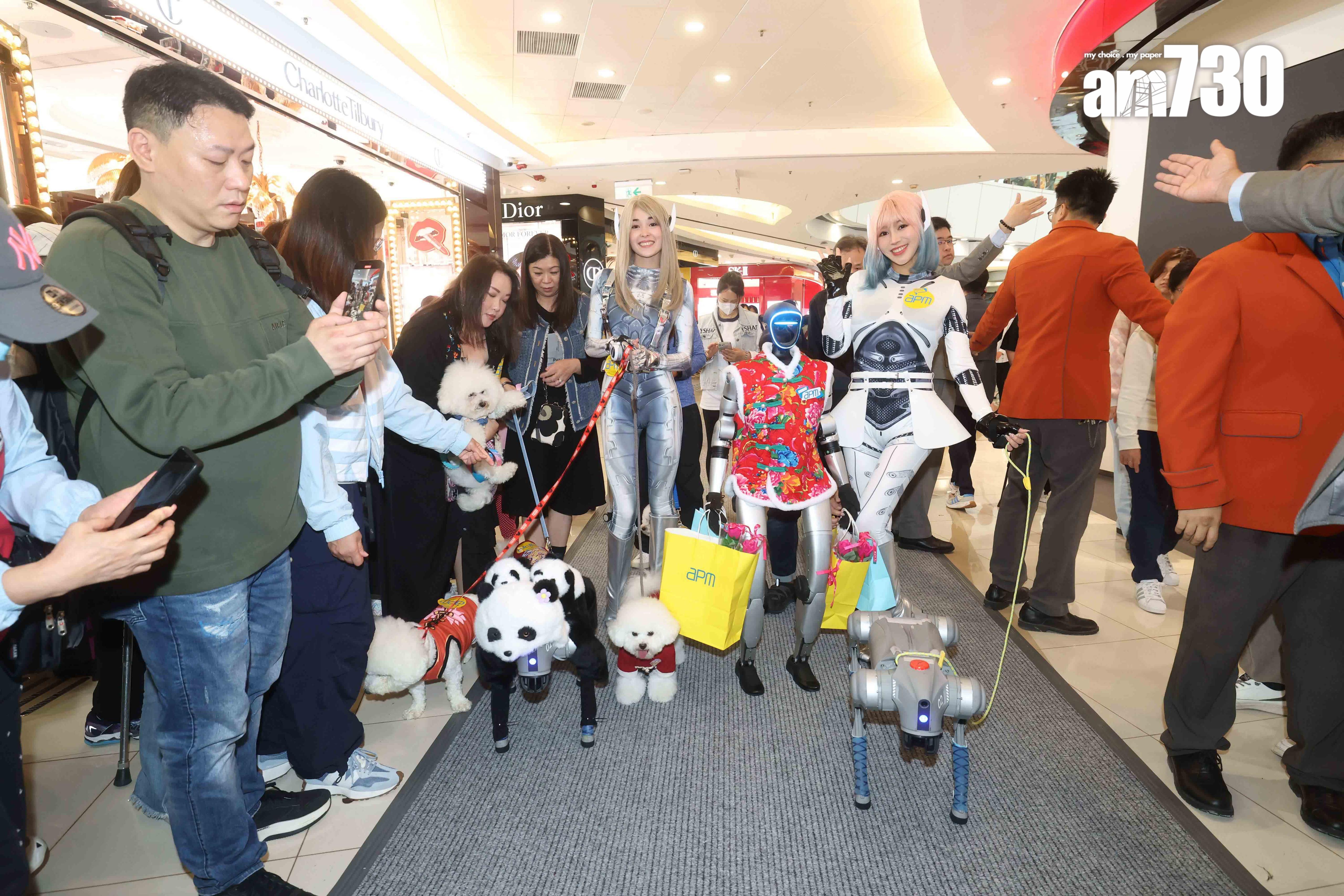 新地apm引入春晚AI人形機械人 與客人互動及陪伴購物|商場動態