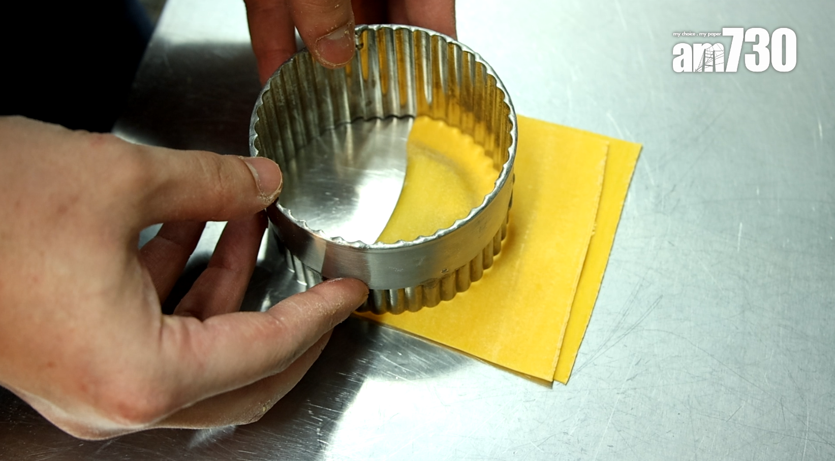 用圓形花邊倒模吸成半月型狀餃子。(林俊源攝)