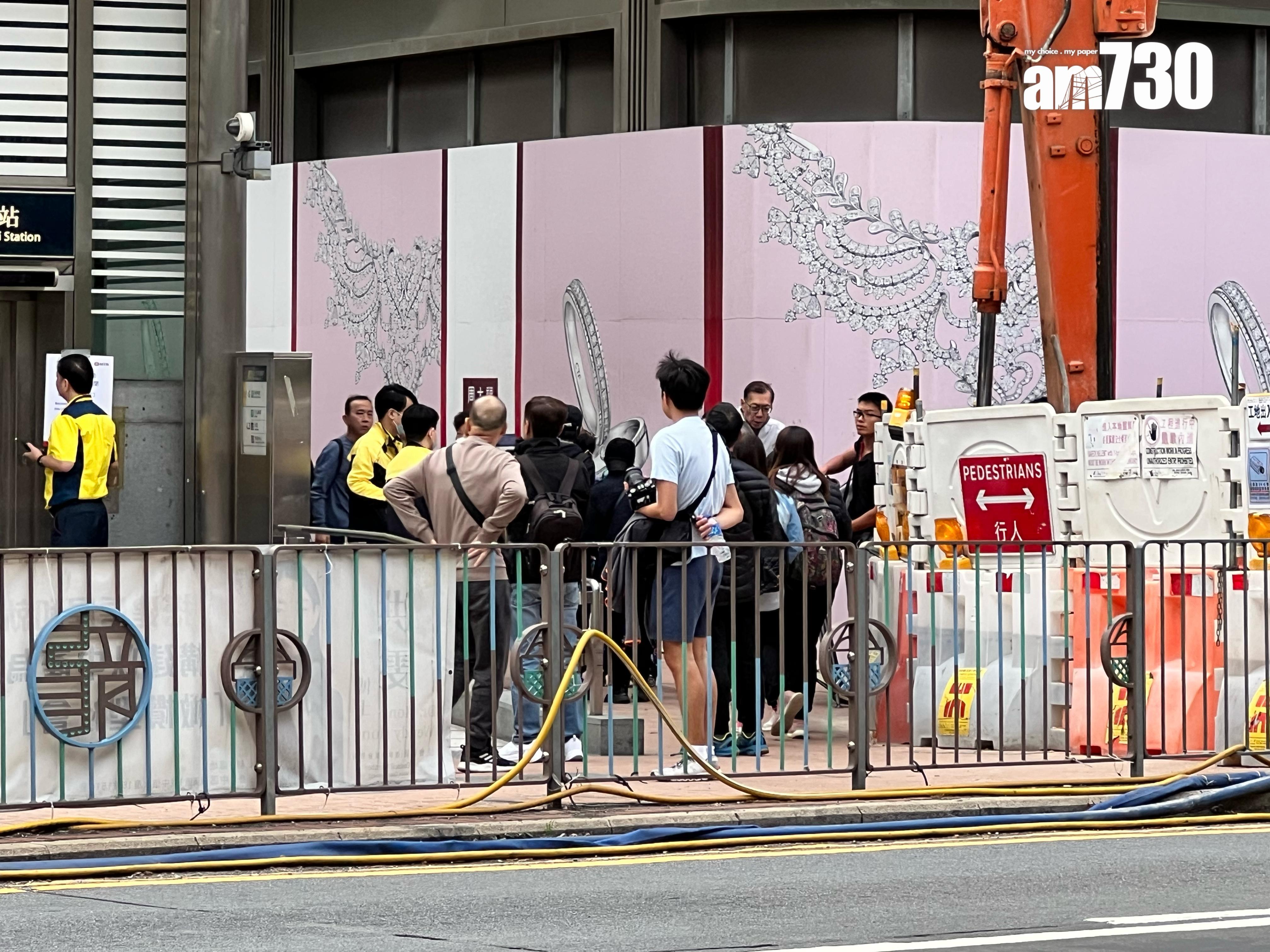 消息指,警方接獲港鐵職員報案稱發現不明行李箱,案件列作發現可疑物品。《am730》記者於宋皇臺站外視察,在警車於附近停泊,有警員及港鐵職員正處理事件。(《am730》記者攝)