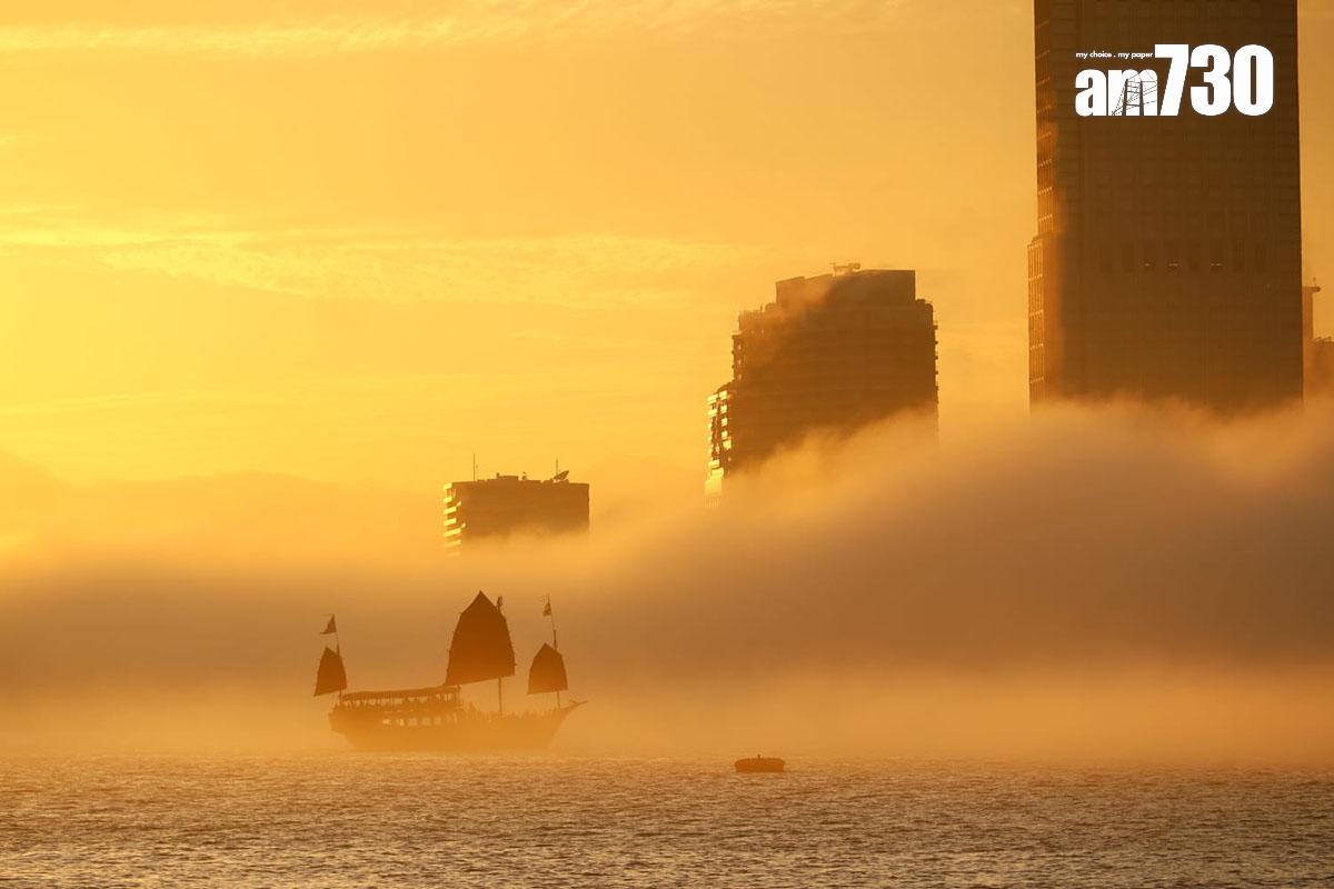 維多利亞港今日有海霧升起,建築物和船隻若隱若現。(林俊源攝)
