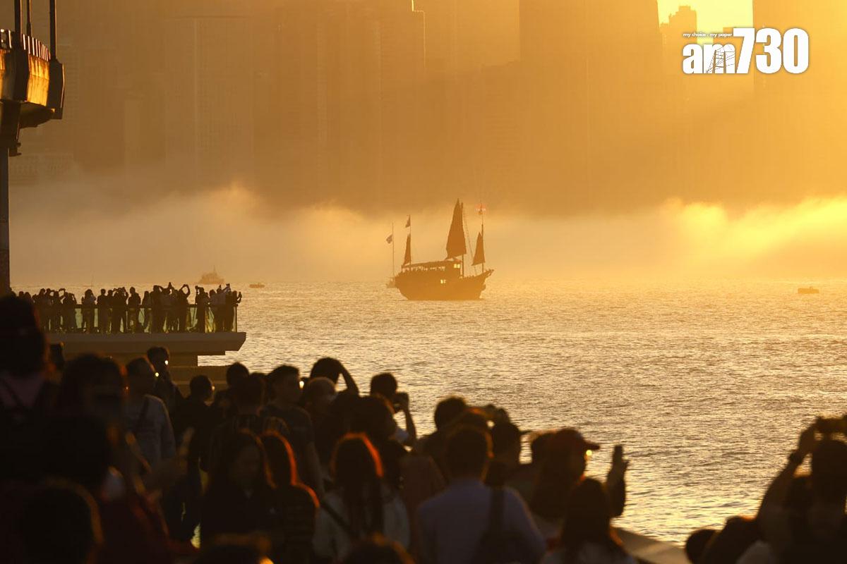 維多利亞港今日有海霧升起,建築物和船隻若隱若現。(林俊源攝)