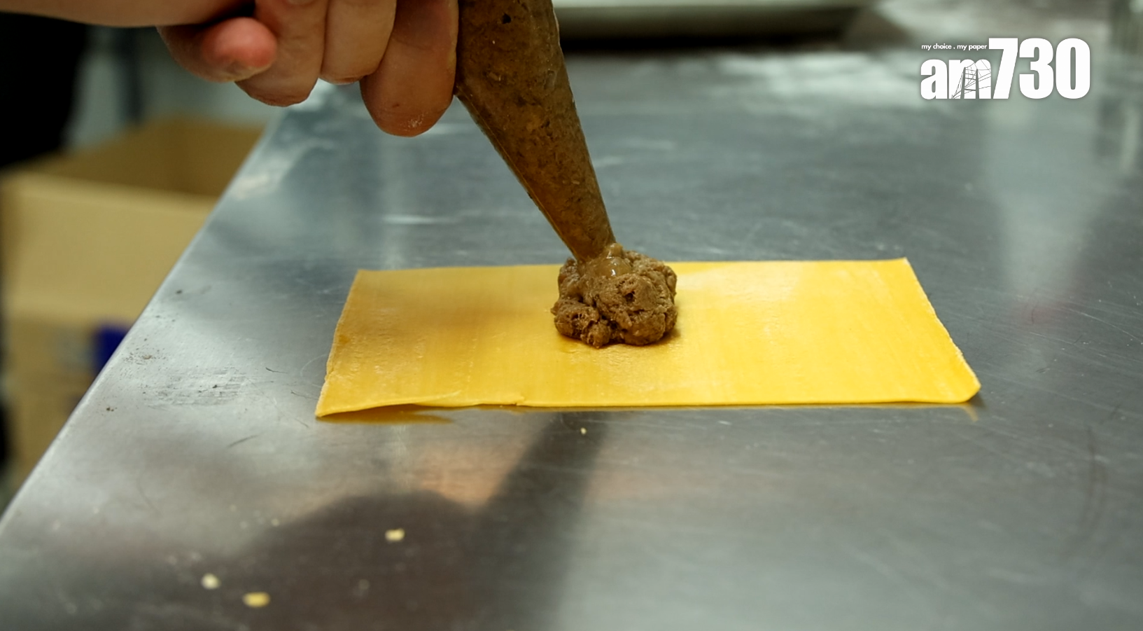 將麵皮分切,唧上野豬肉餡料。(林俊源攝)